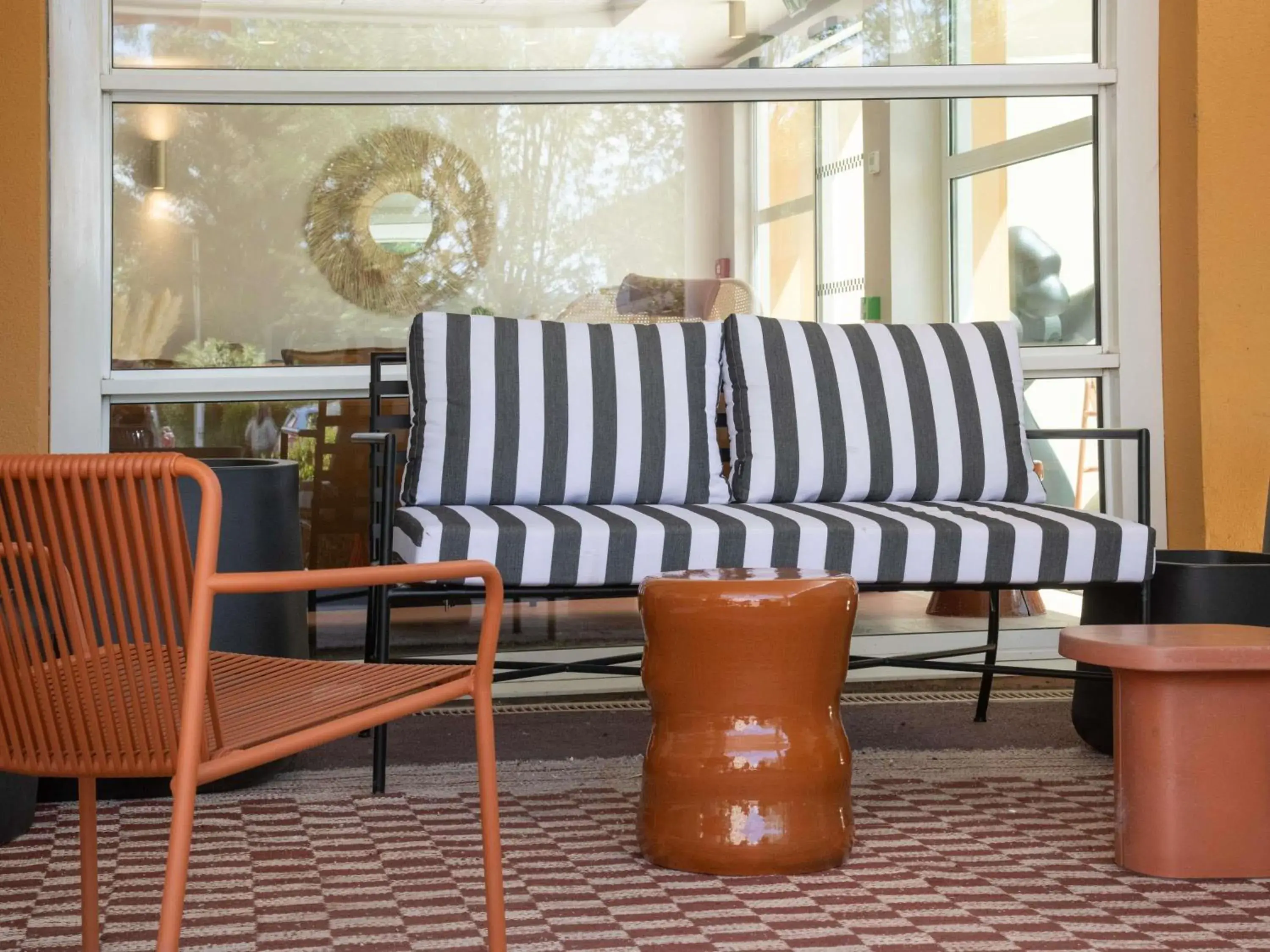 Lounge or bar in ibis Golfe de Saint-Tropez Lounge or bar in ibis Golfe de Saint-Tropez