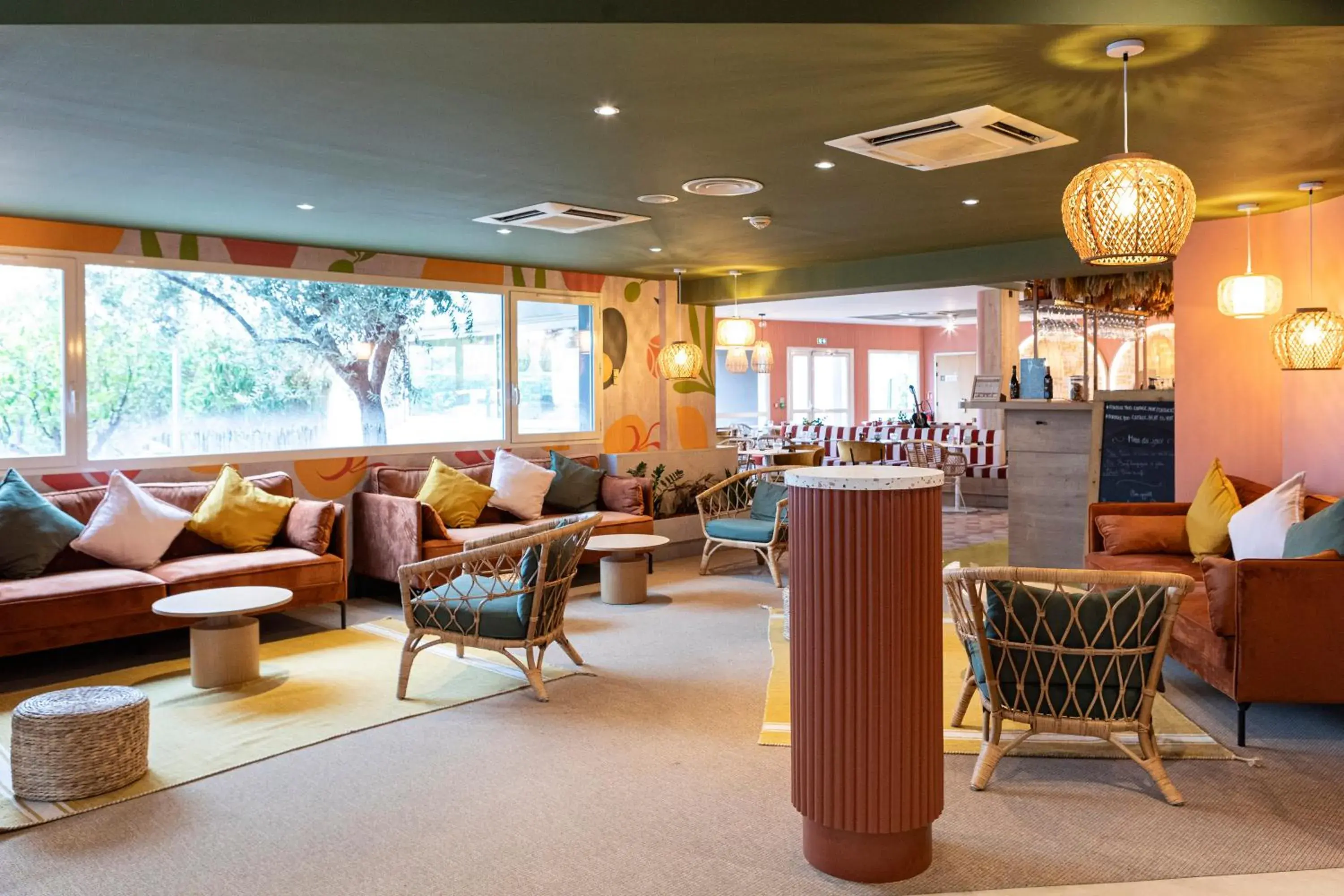 Lounge or bar in ibis Istres Trigance Lounge or bar in ibis Istres Trigance