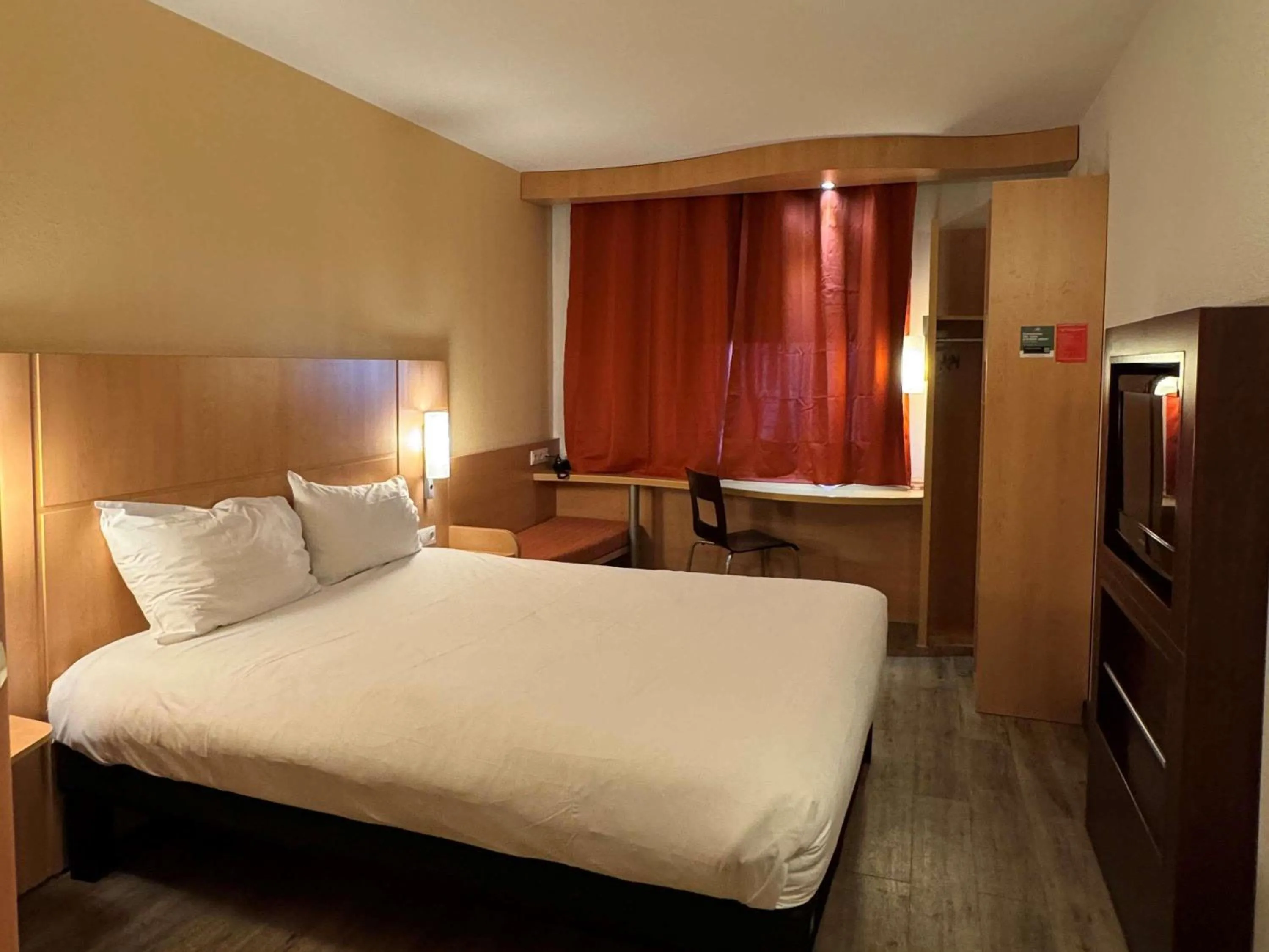 Bedroom, Bed in ibis Istres Trigance