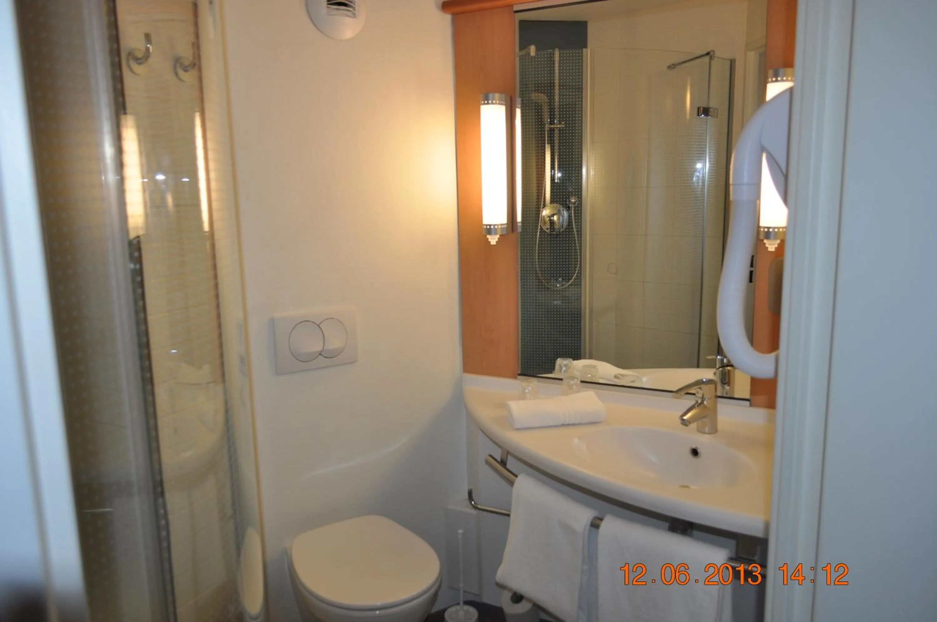 Bathroom in ibis Istres Trigance