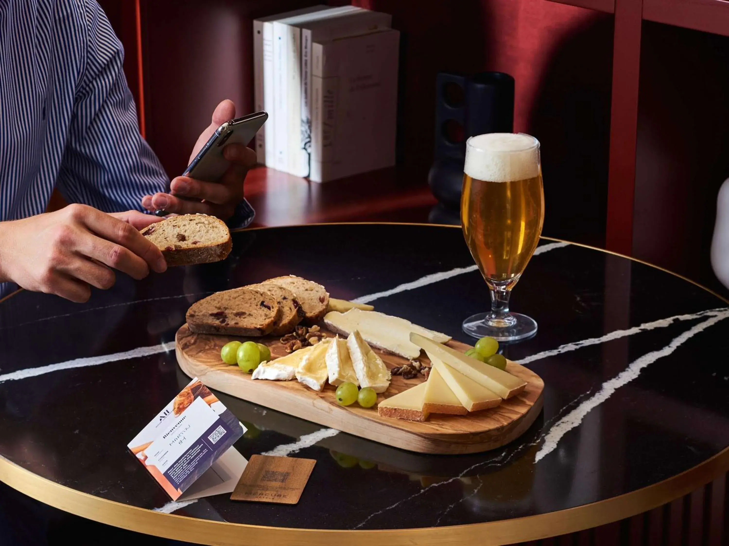 Lounge or bar in Mercure Paris Butte Montmartre Basilique Lounge or bar in Mercure Paris Butte Montmartre Basilique