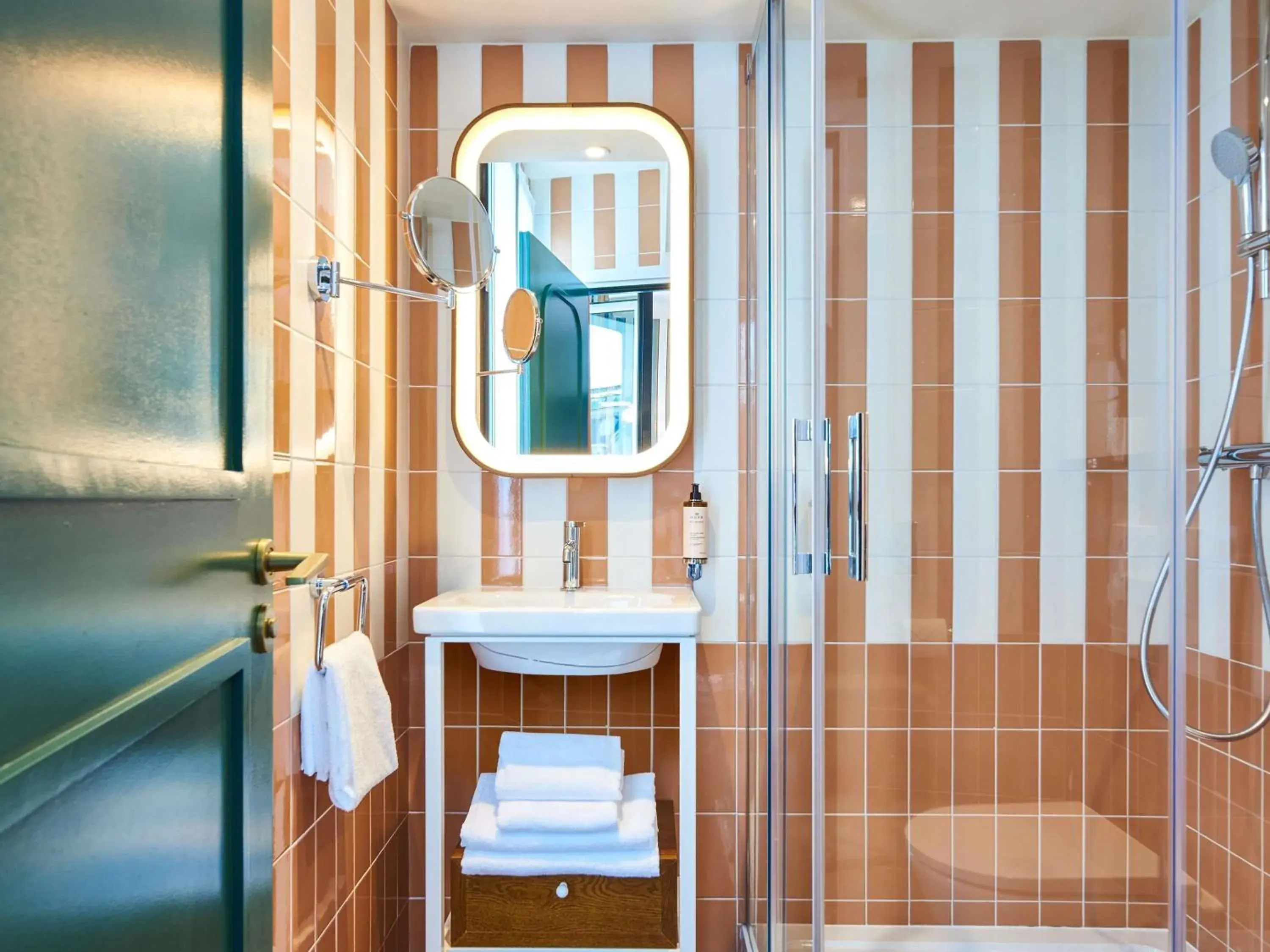 Standard Twin Room in Mercure Paris Butte Montmartre Basilique Standard Twin Room in Mercure Paris Butte Montmartre Basilique