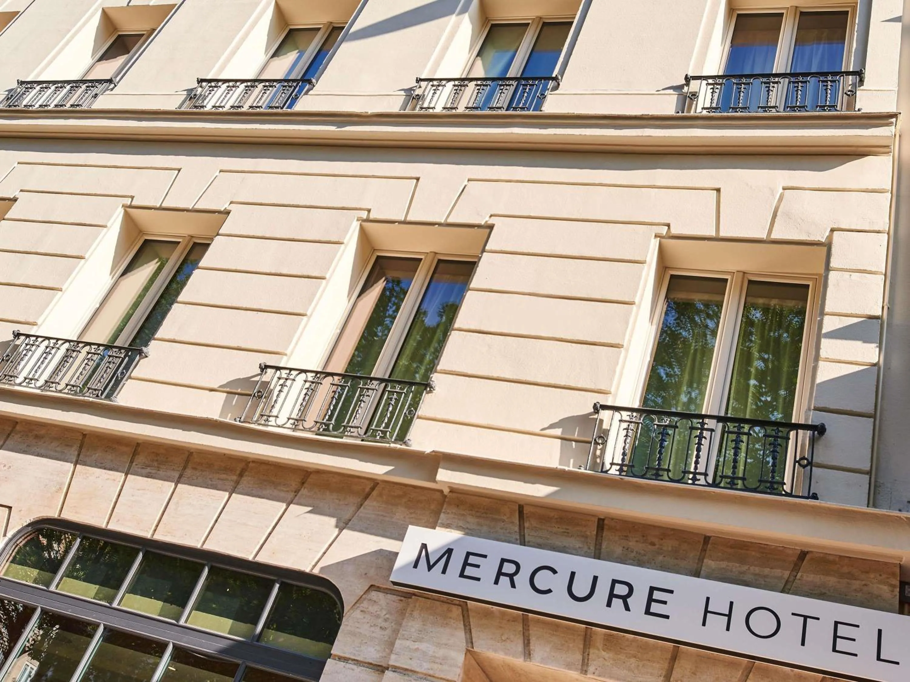 Property building in Mercure Paris Butte Montmartre Basilique