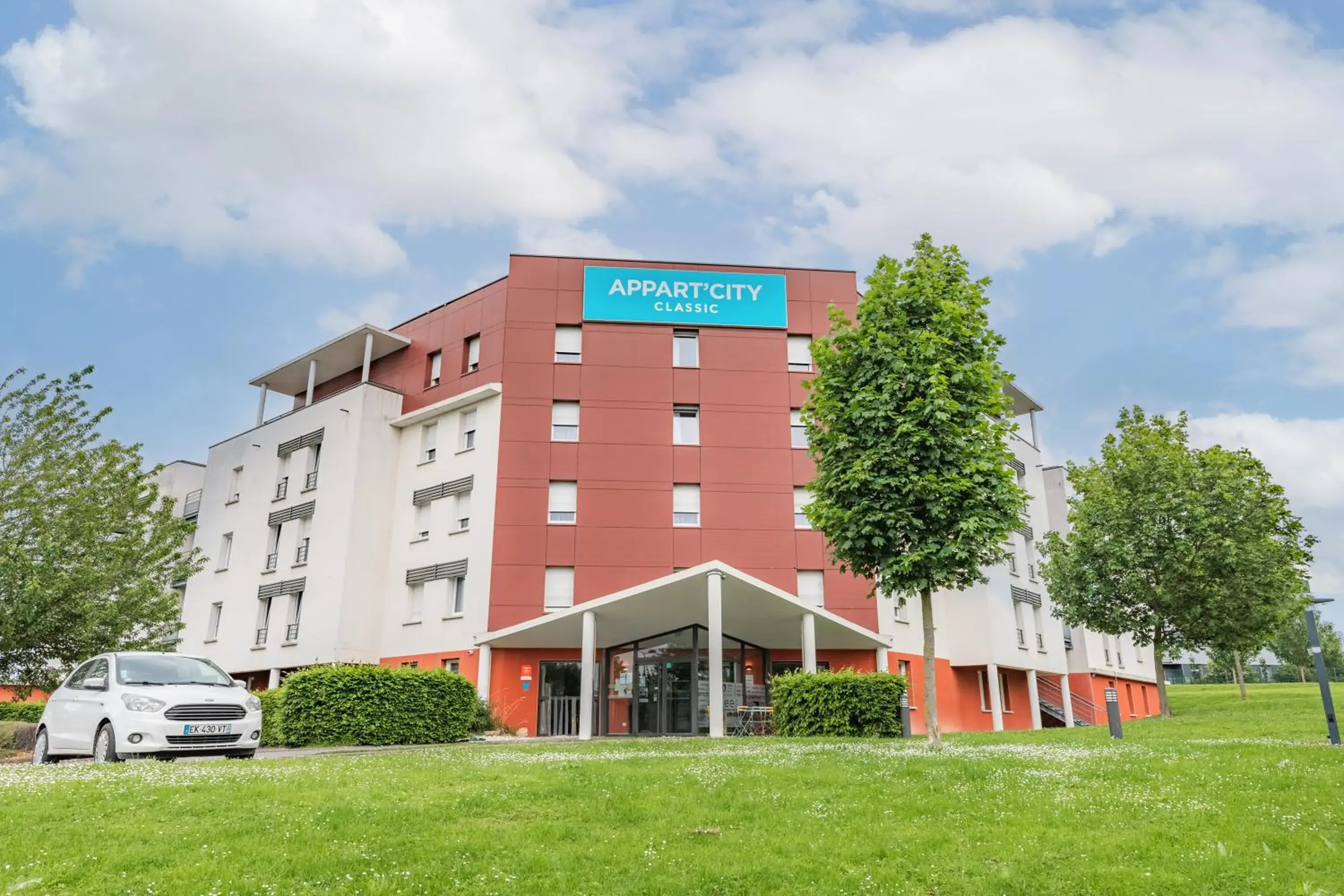 Facade/entrance in Appart'City Classic Reims Parc des Expositions Facade/entrance in Appart'City Classic Reims Parc des Expositions