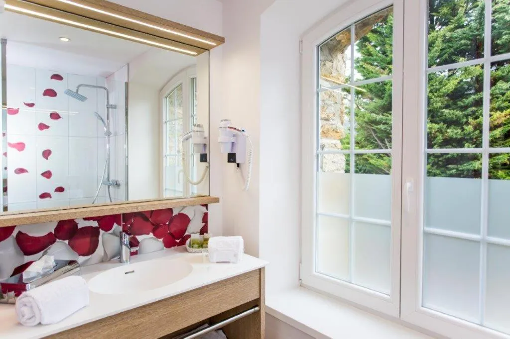 Bathroom in Castel Damandre - Demeures & Châteaux