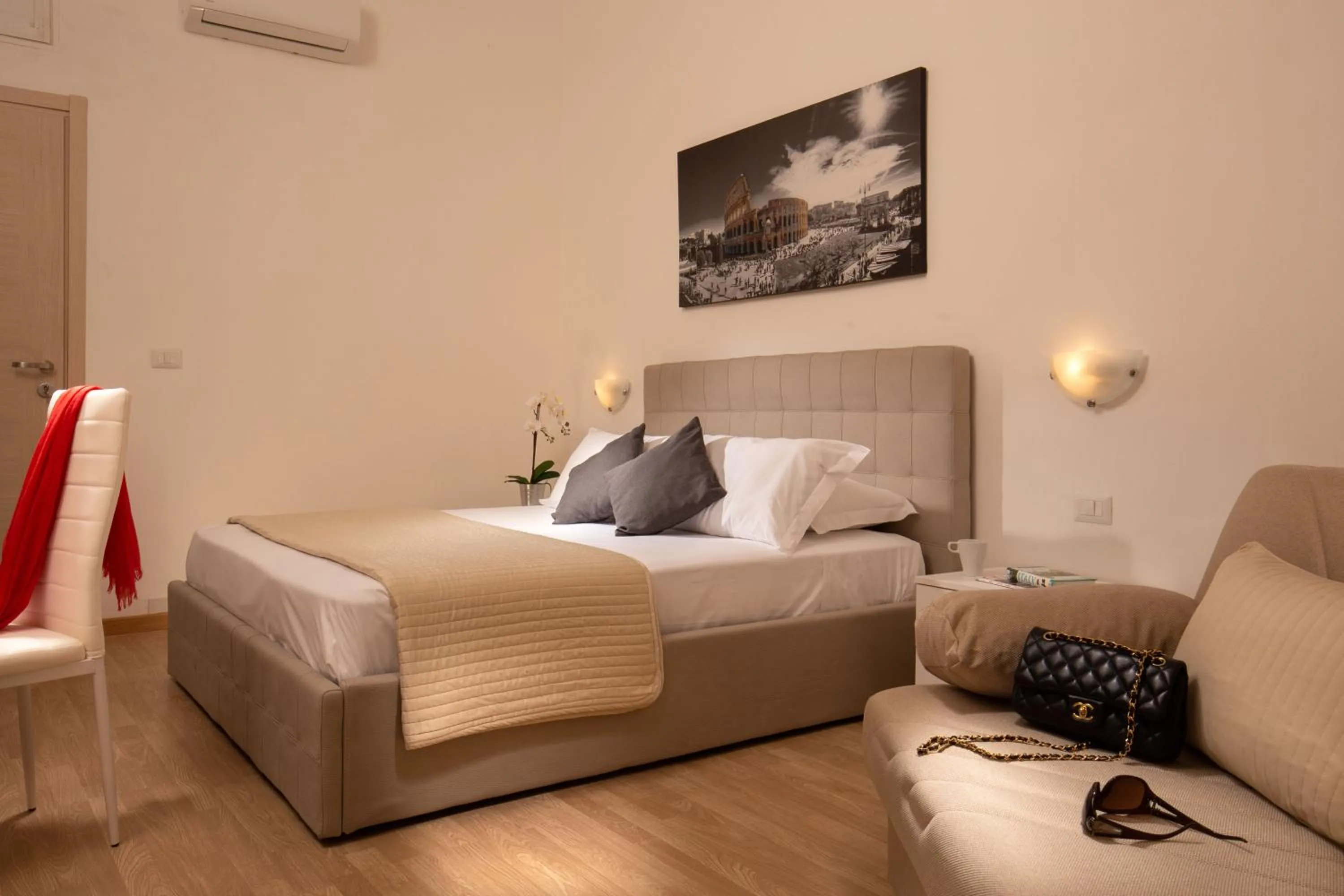 Photo of the whole room, Bed in Domus Veneto Rome