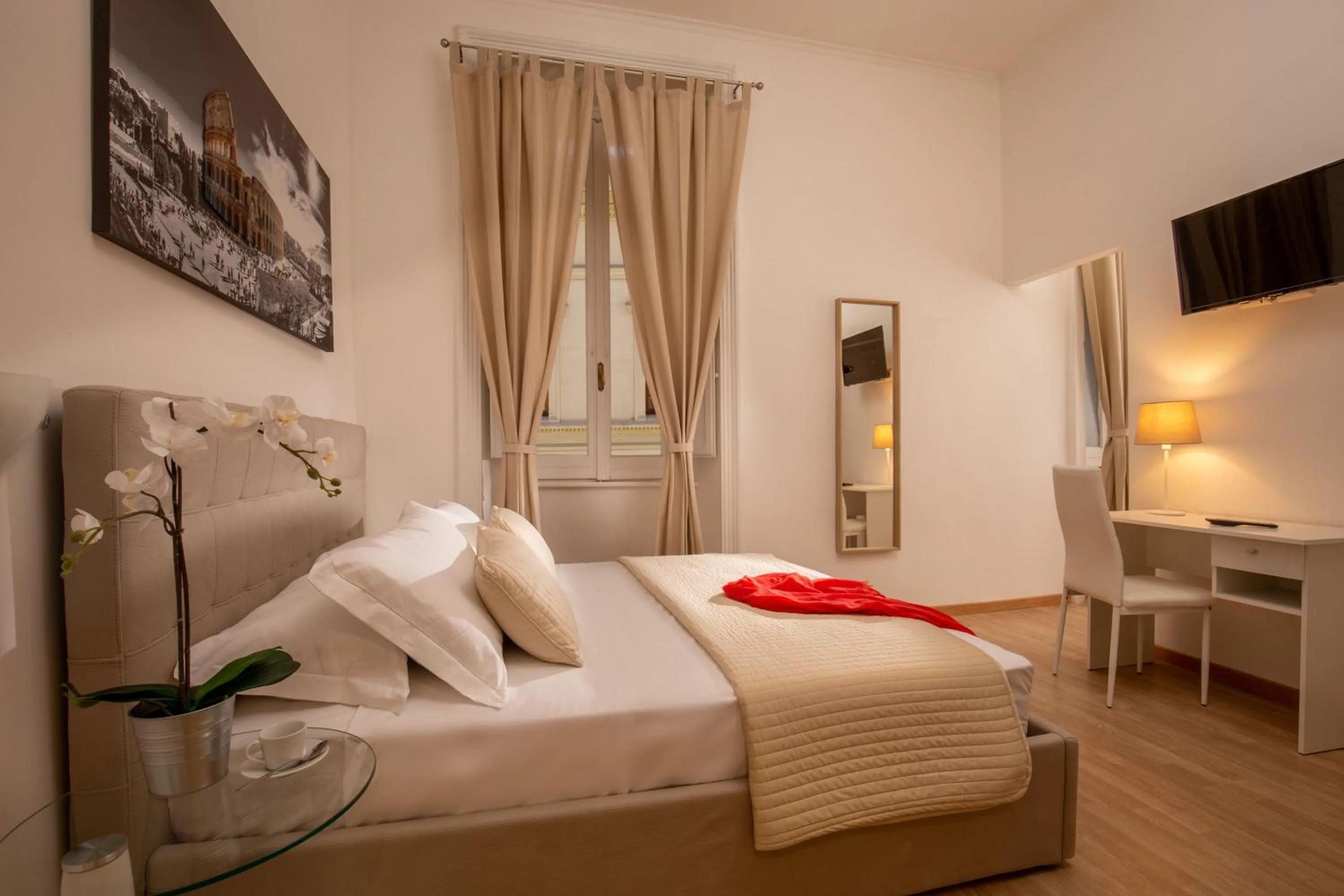 Photo of the whole room, Bed in Domus Veneto Rome