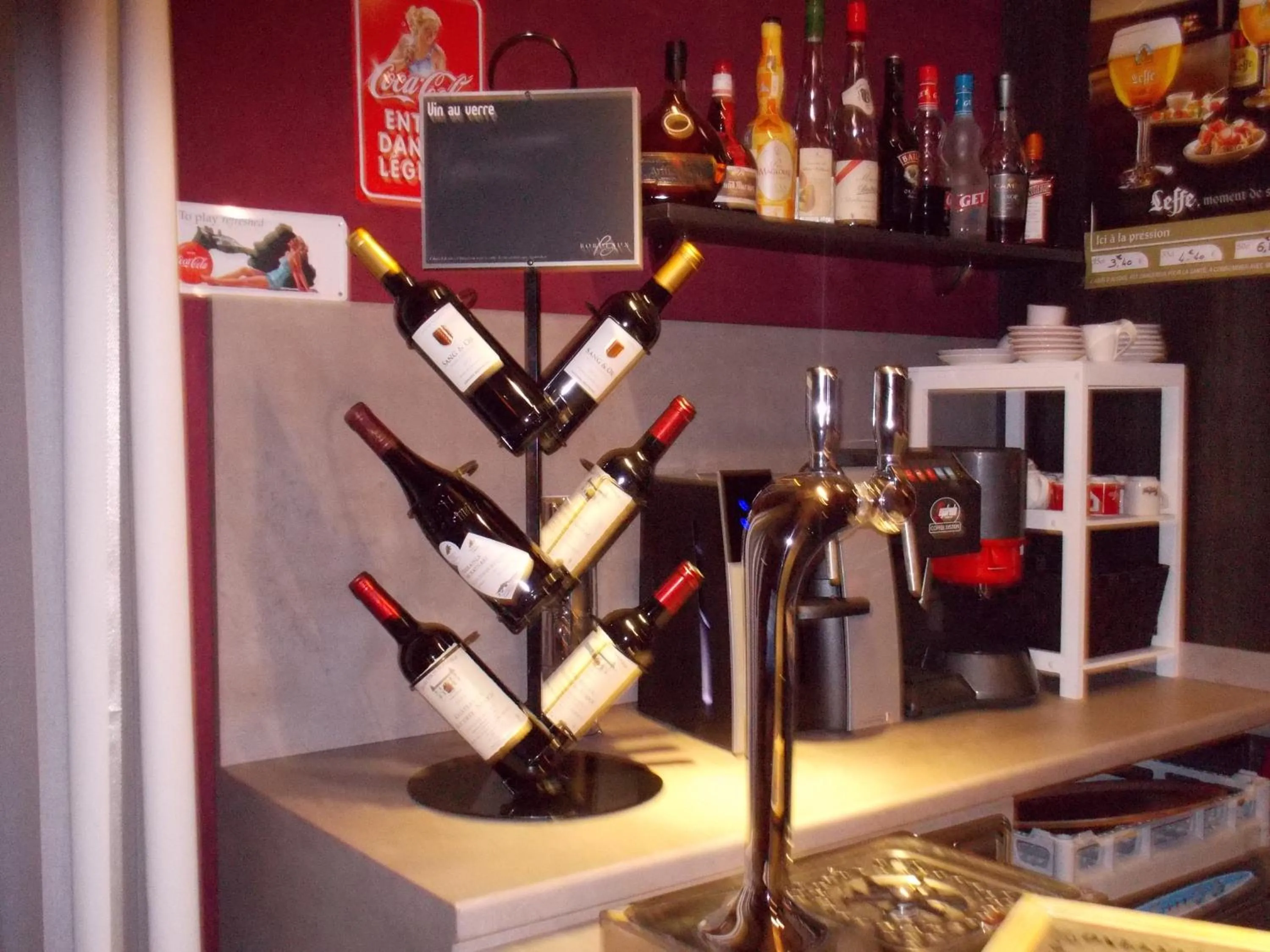 Lounge or bar in Le Pavillon de Rouen