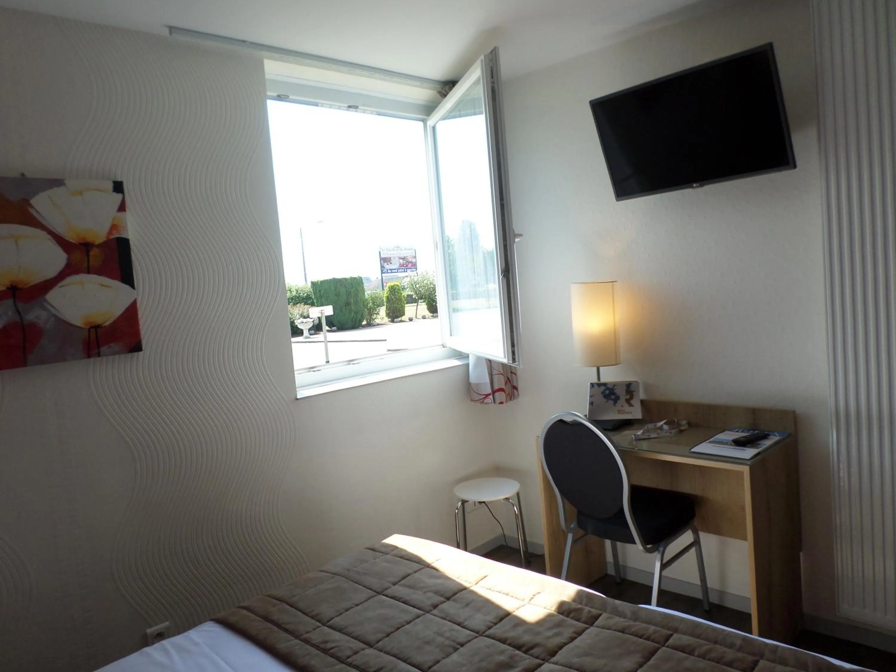 Bedroom, Bed in Le Pavillon de Rouen