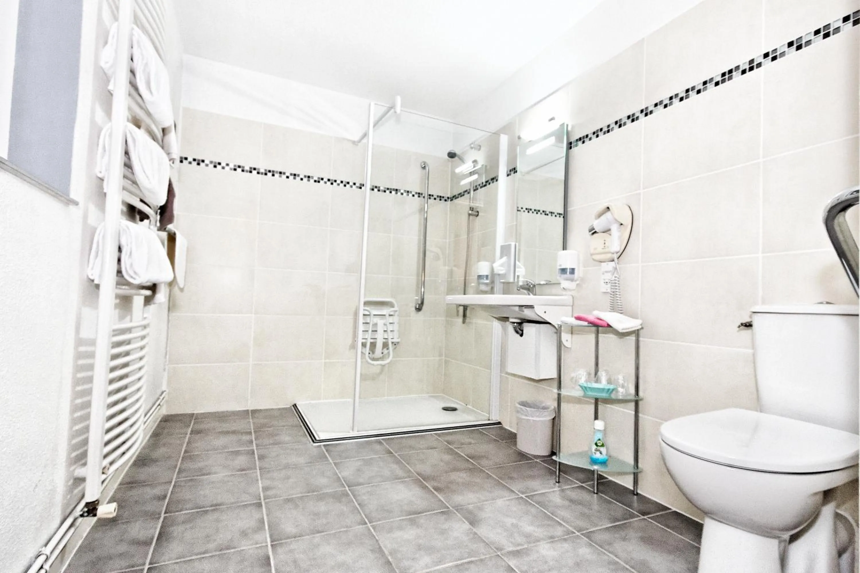 Bathroom in Le Pavillon de Rouen