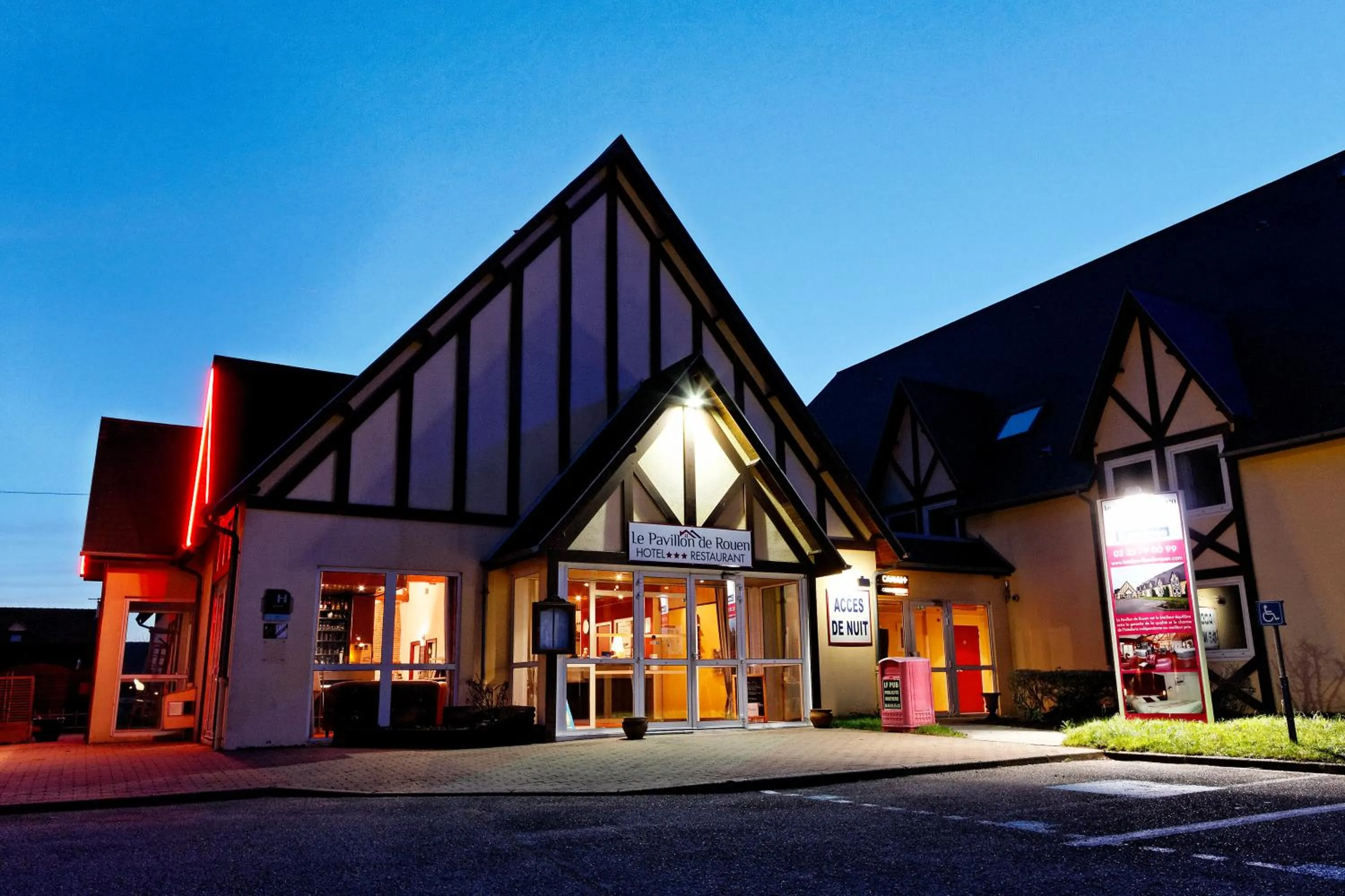 Facade/entrance in Le Pavillon de Rouen