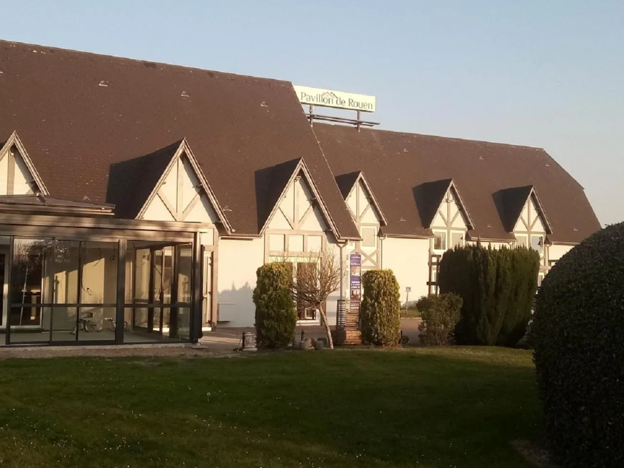 Facade/entrance in Le Pavillon de Rouen