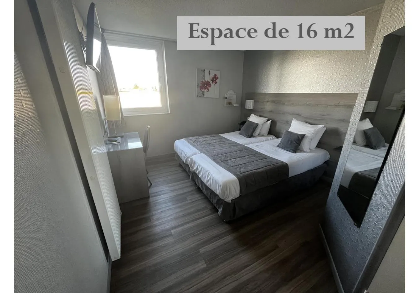 Property building, Bed in Le Pavillon de Rouen