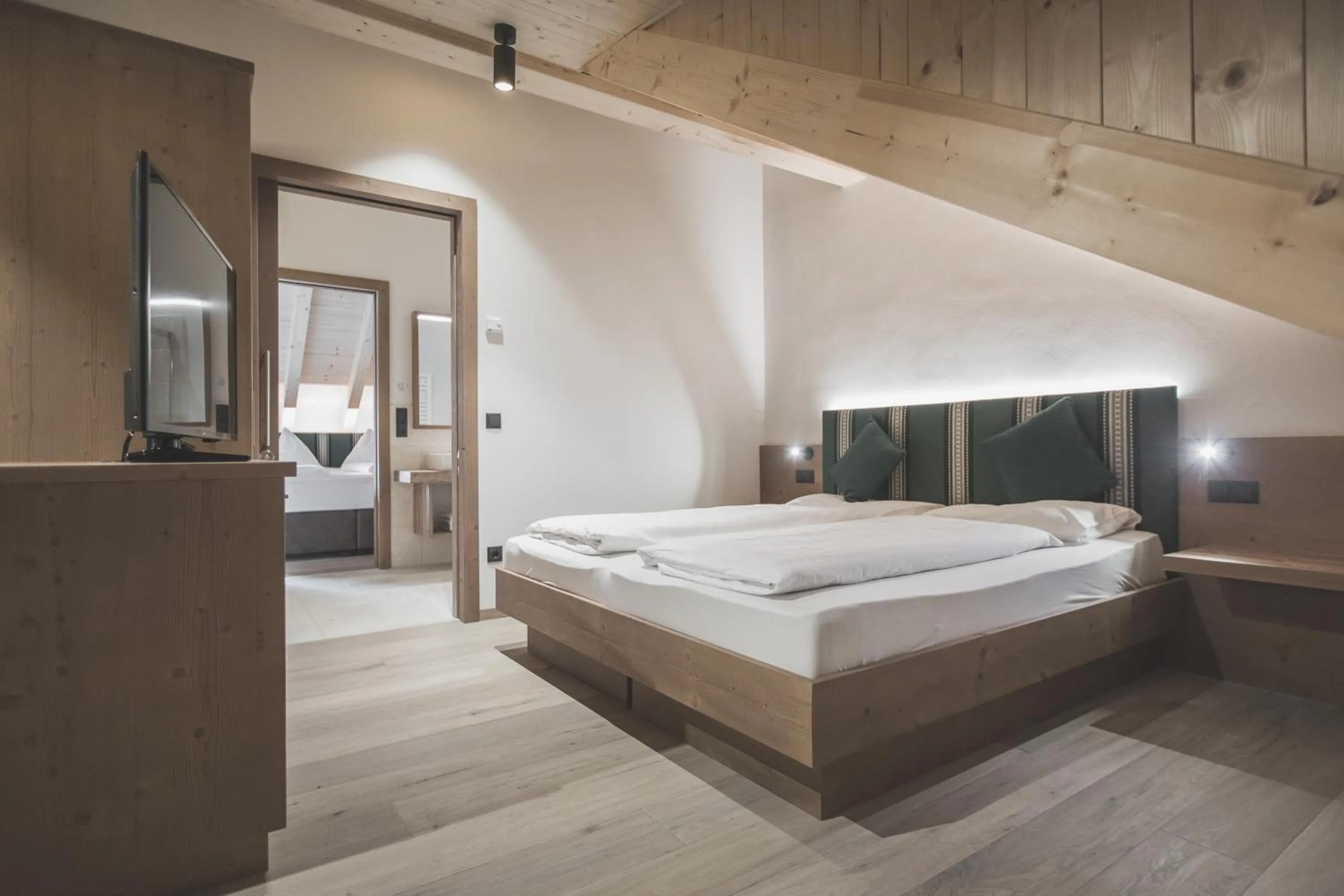 Bed in Hotel Alpenhof