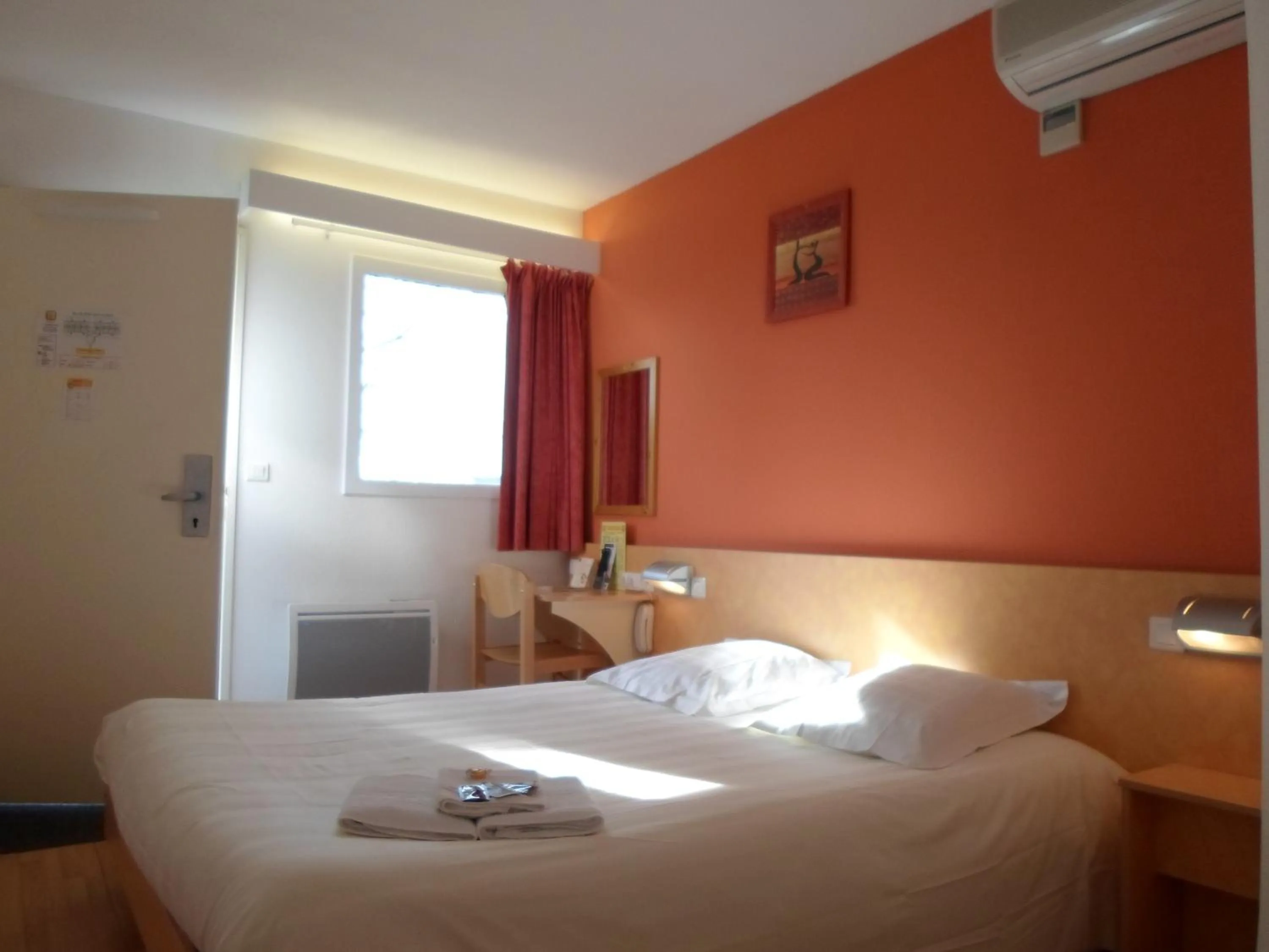 Photo of the whole room, Bed in The Originals Access, Hôtel Saint-Flour