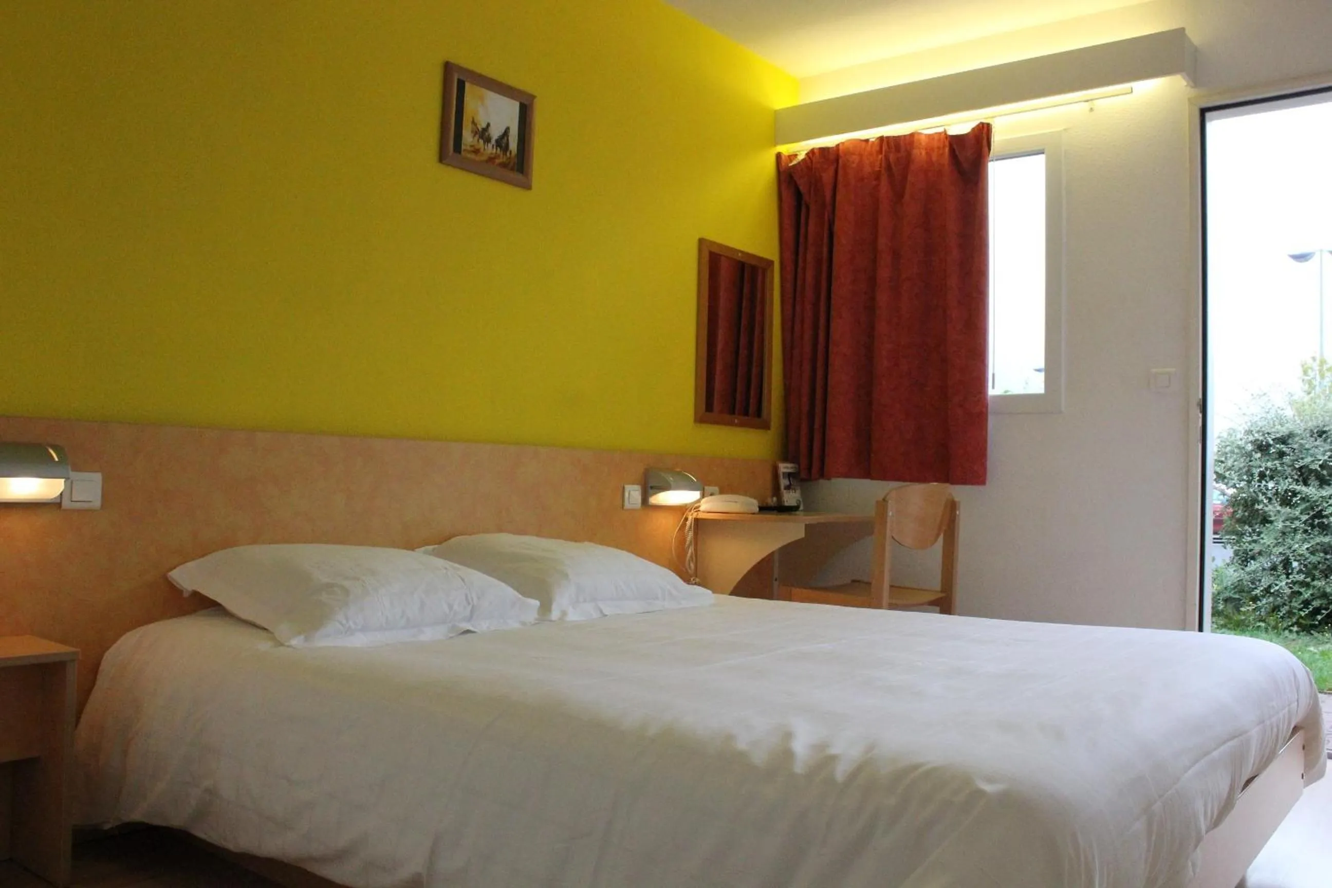 Bedroom, Bed in The Originals Access, Hôtel Saint-Flour