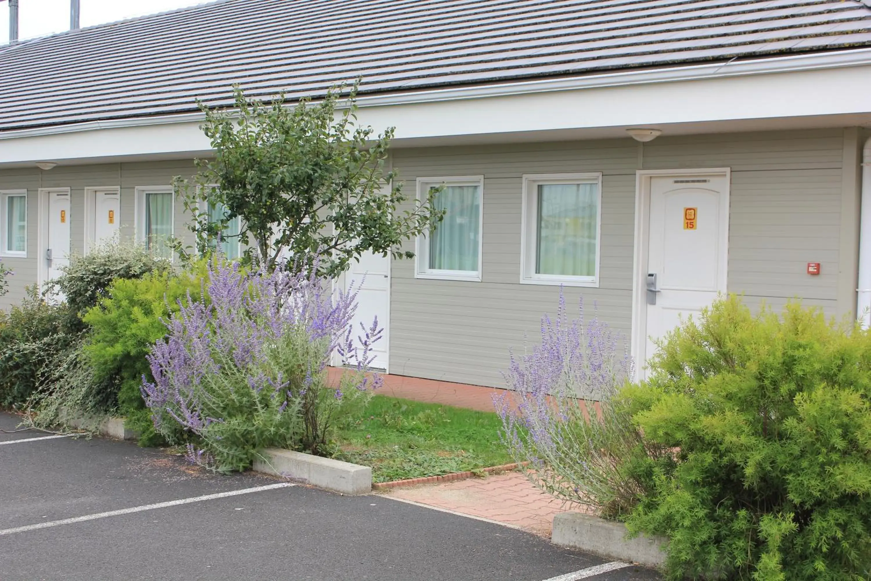 Facade/entrance in The Originals Access, Hôtel Saint-Flour Facade/entrance in The Originals Access, Hôtel Saint-Flour