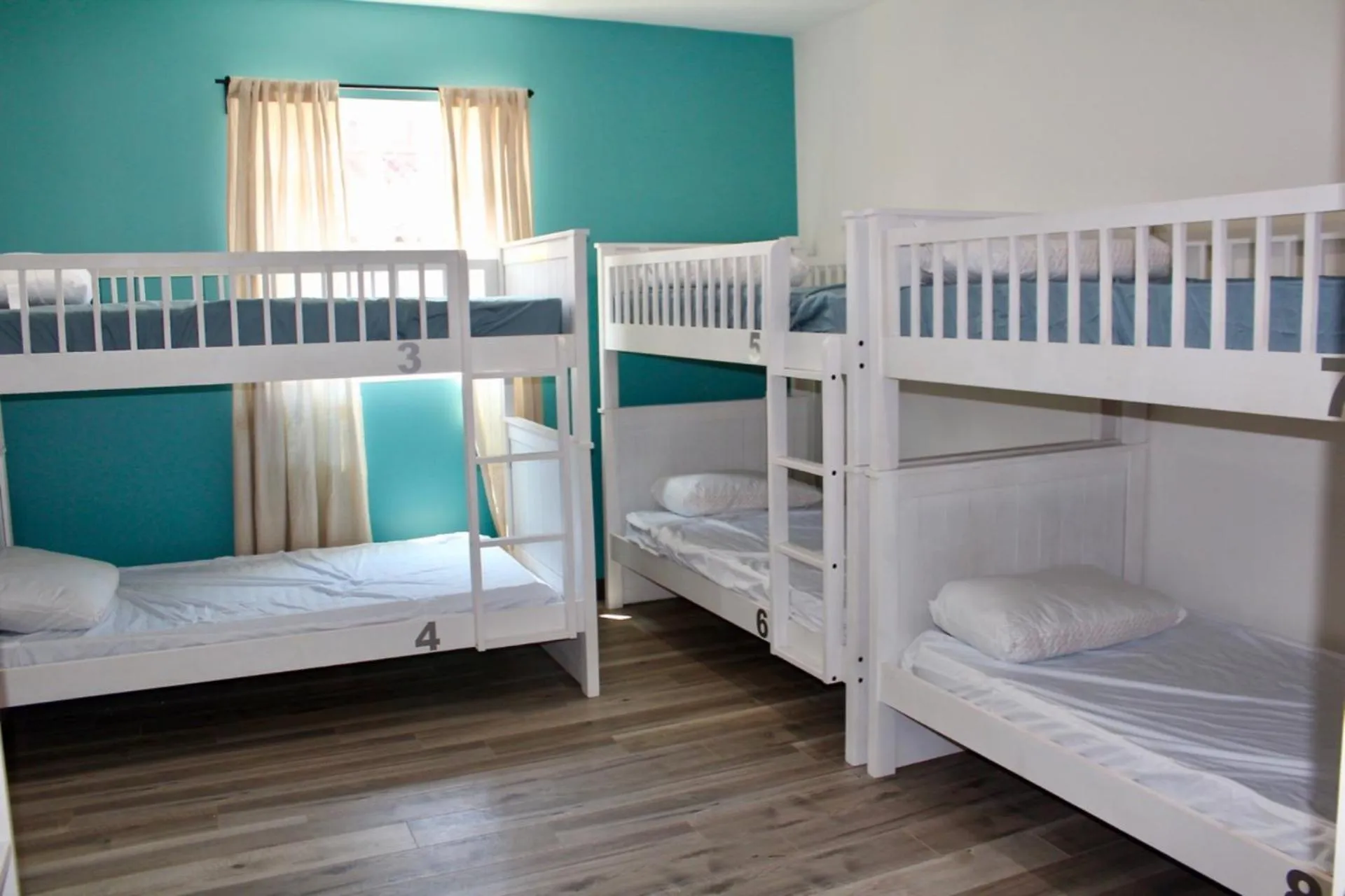 Bed in 8th and Ardmore