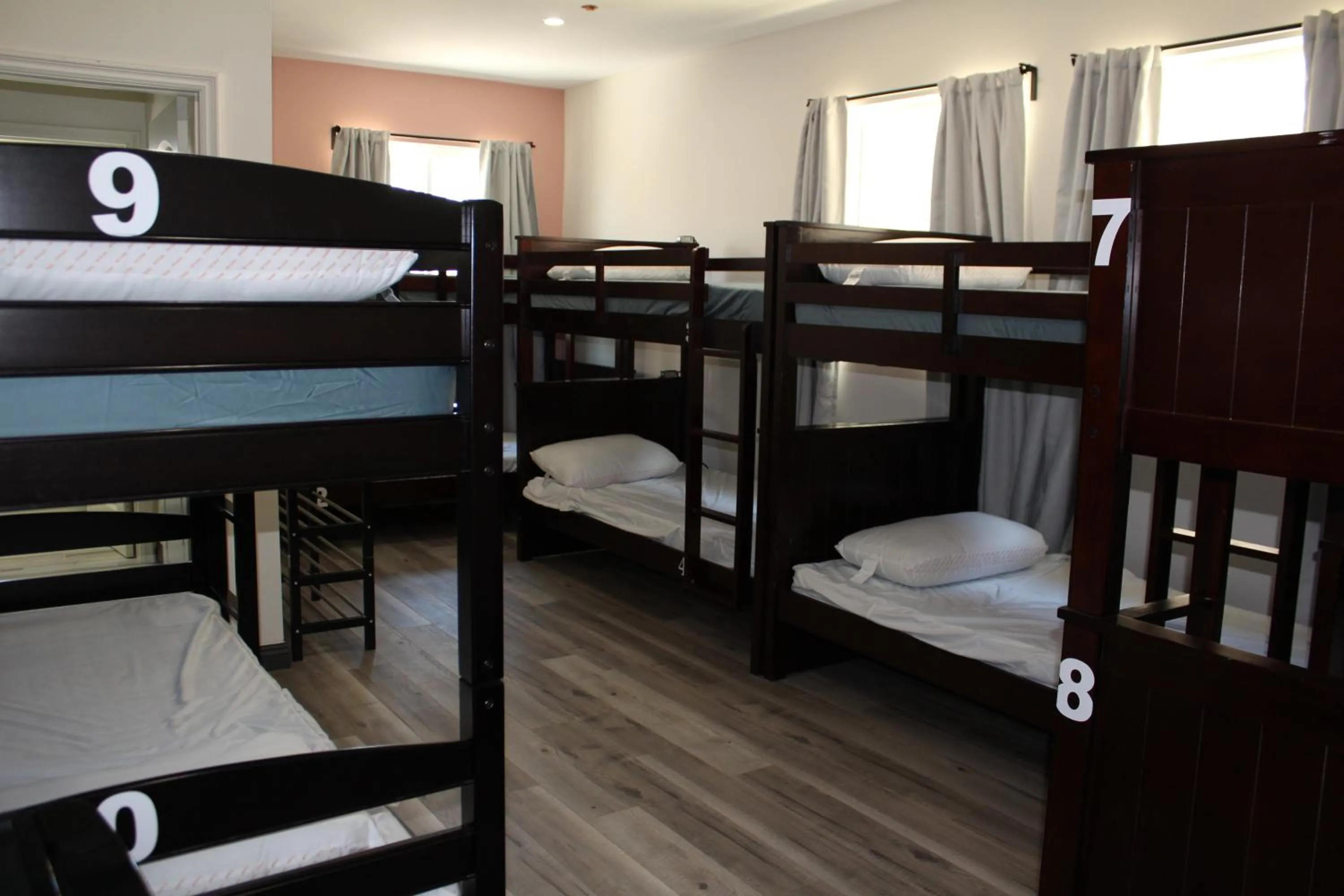 Bed in 8th and Ardmore