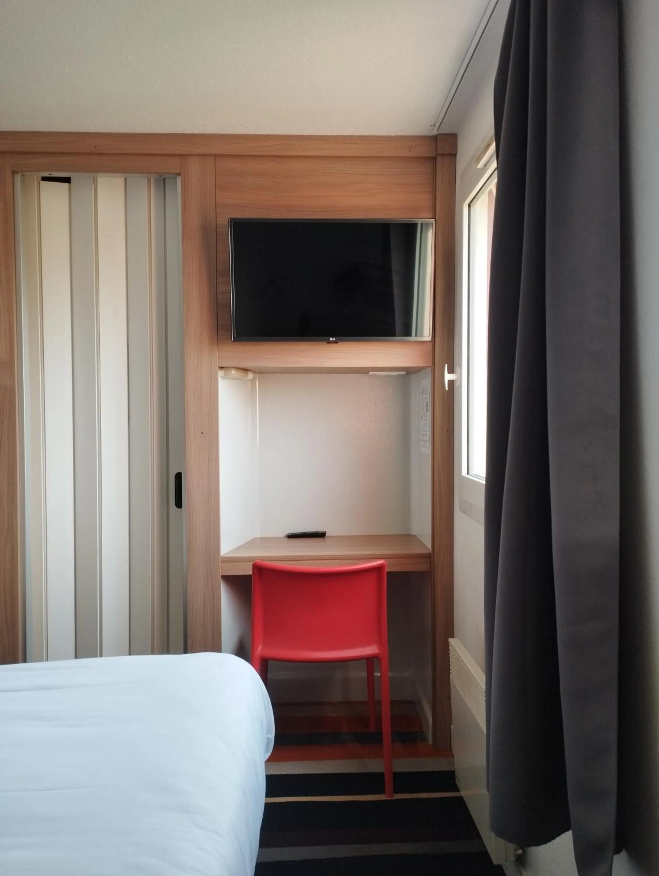TV and multimedia, Bed in Kyriad Direct Agen