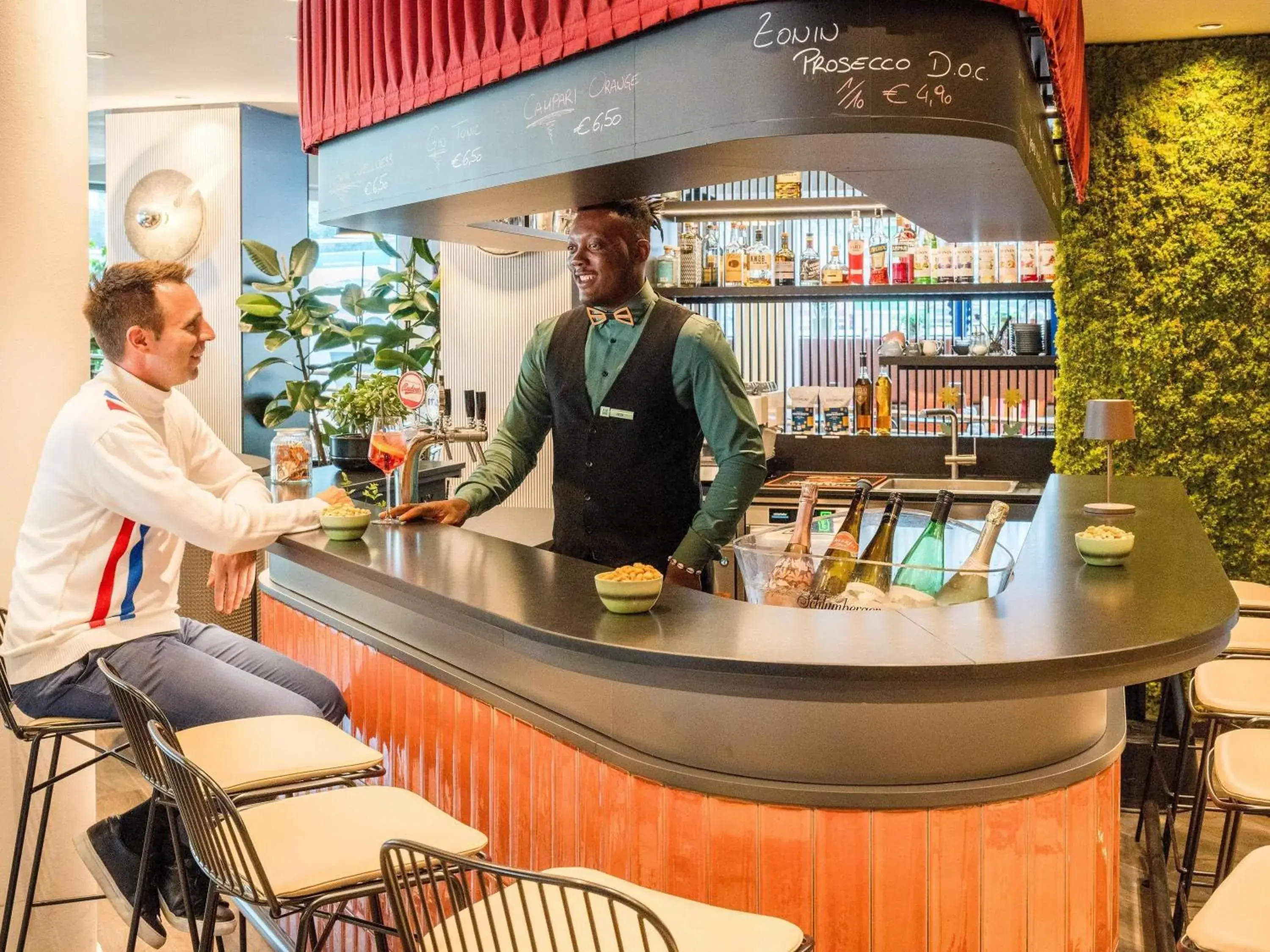 Lounge or bar in Ibis Styles Wien City Lounge or bar in Ibis Styles Wien City