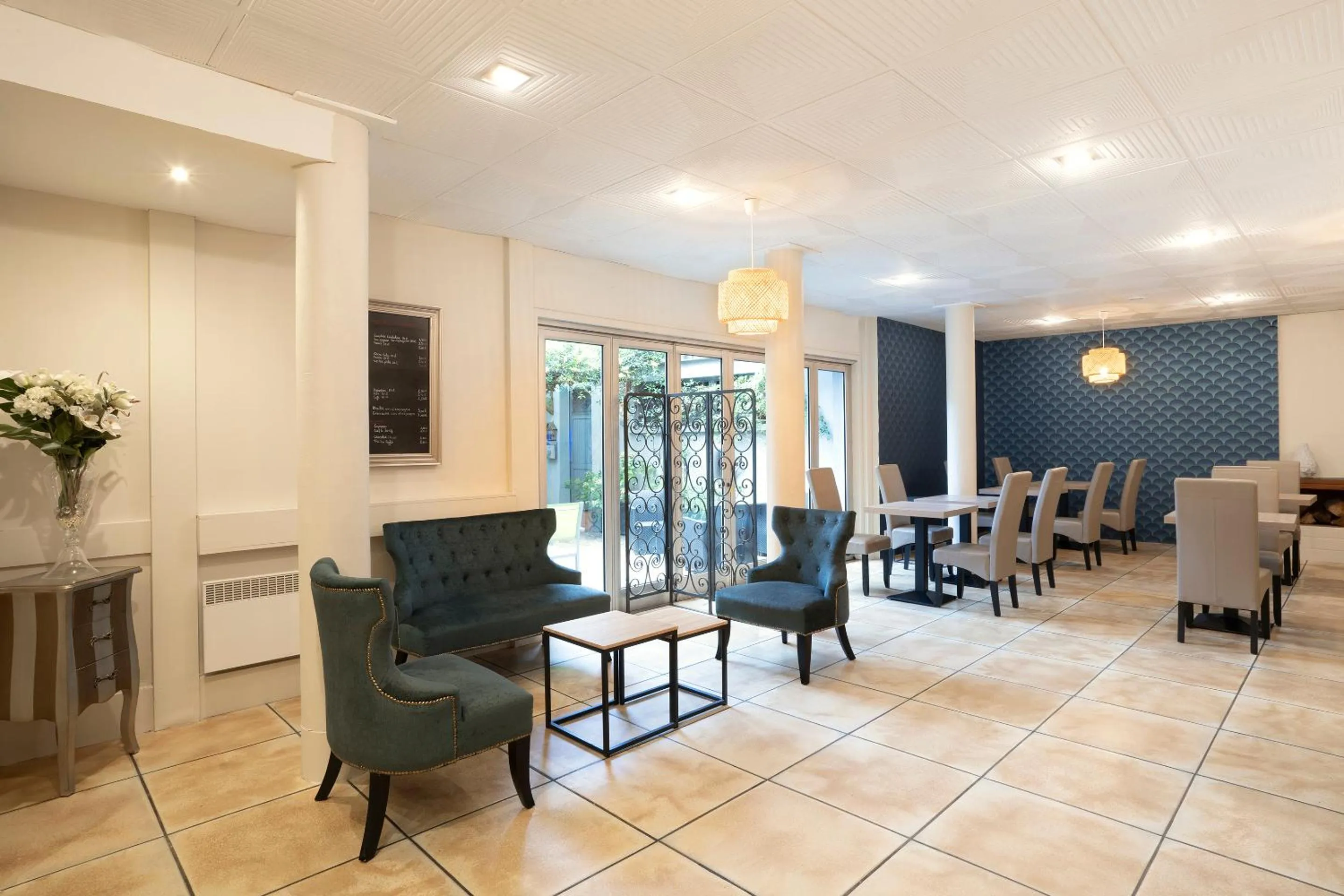 Living room in Sure Hotel by Best Western Angouleme