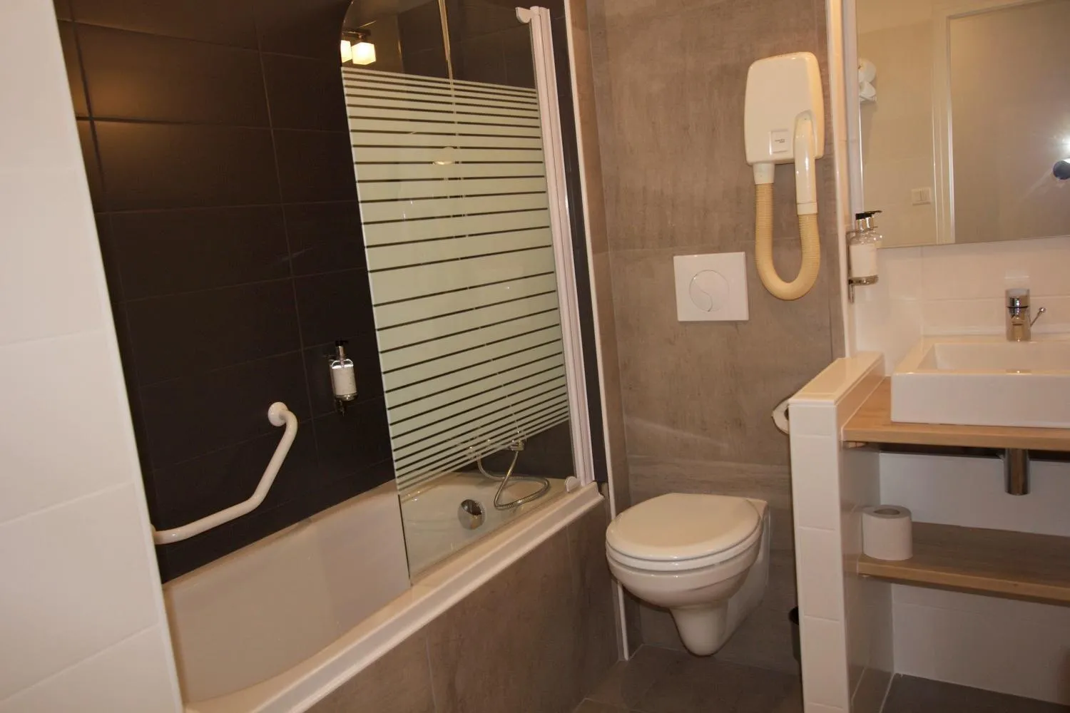 Comfort Double Room with Garden View in La Villa en L'île - 2 Piscines & Spa