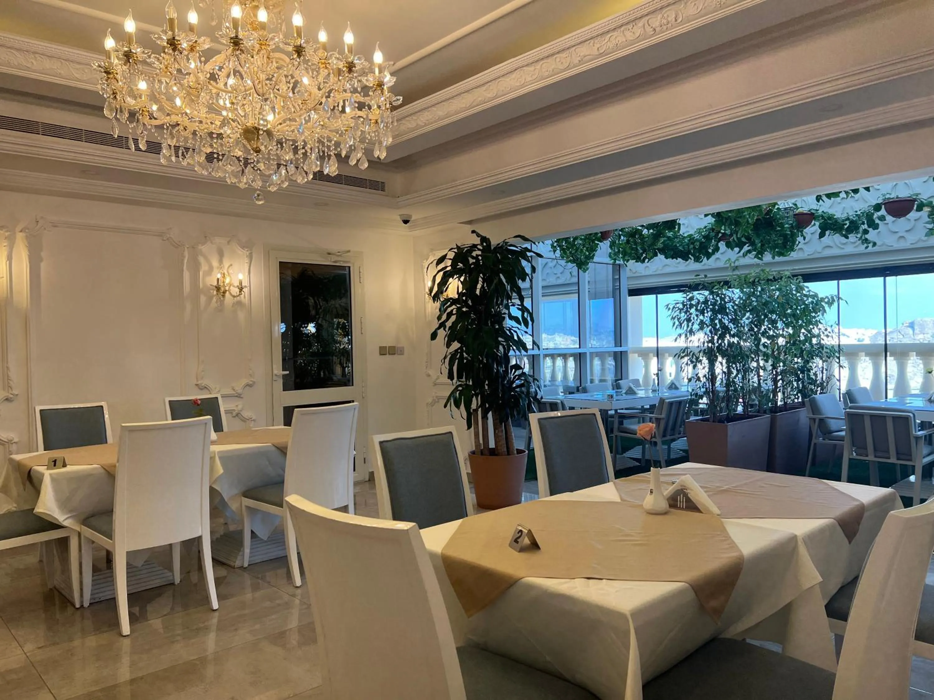 Restaurant/places to eat in Remaj Hotel