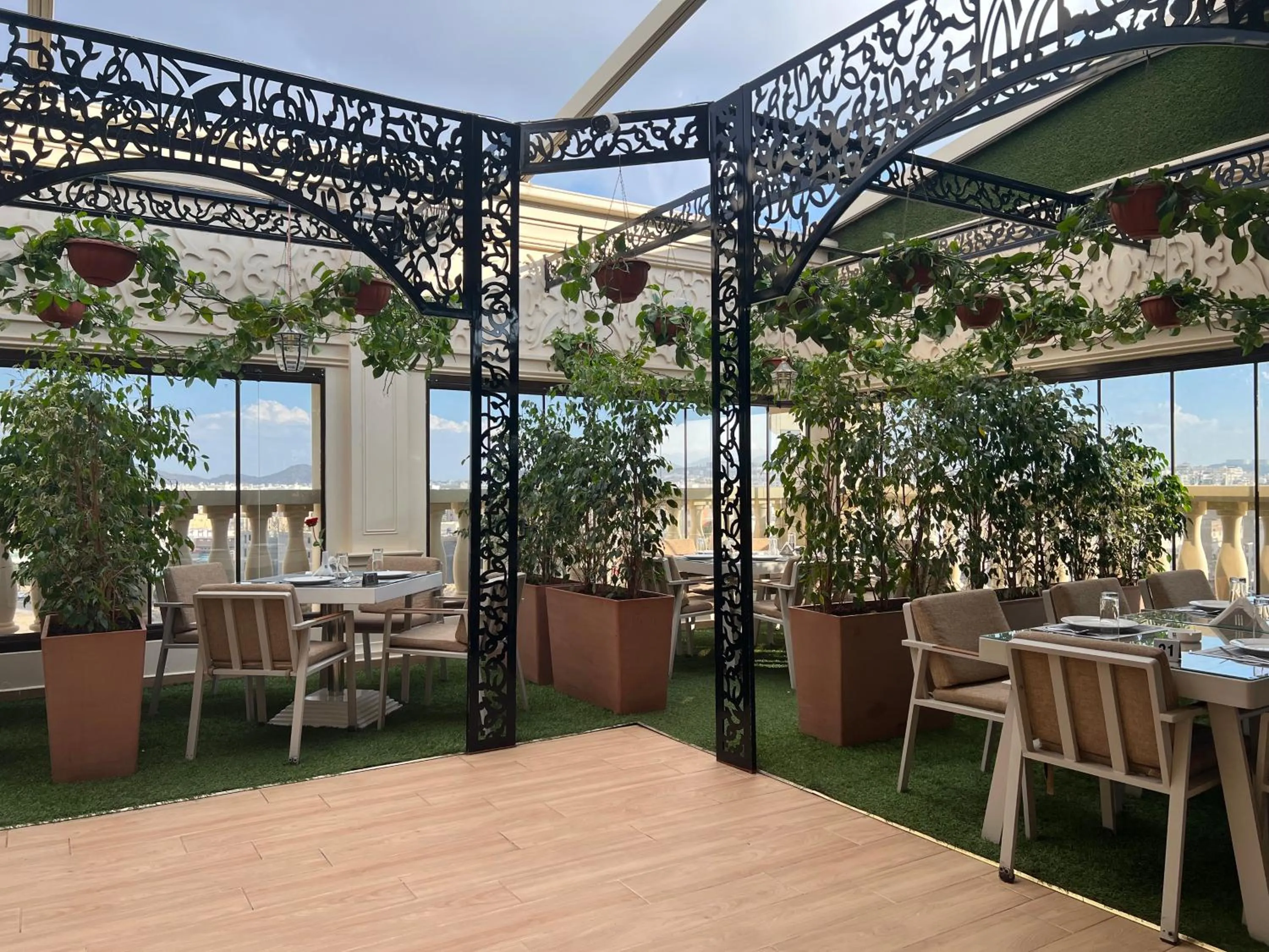 Restaurant/places to eat in Remaj Hotel