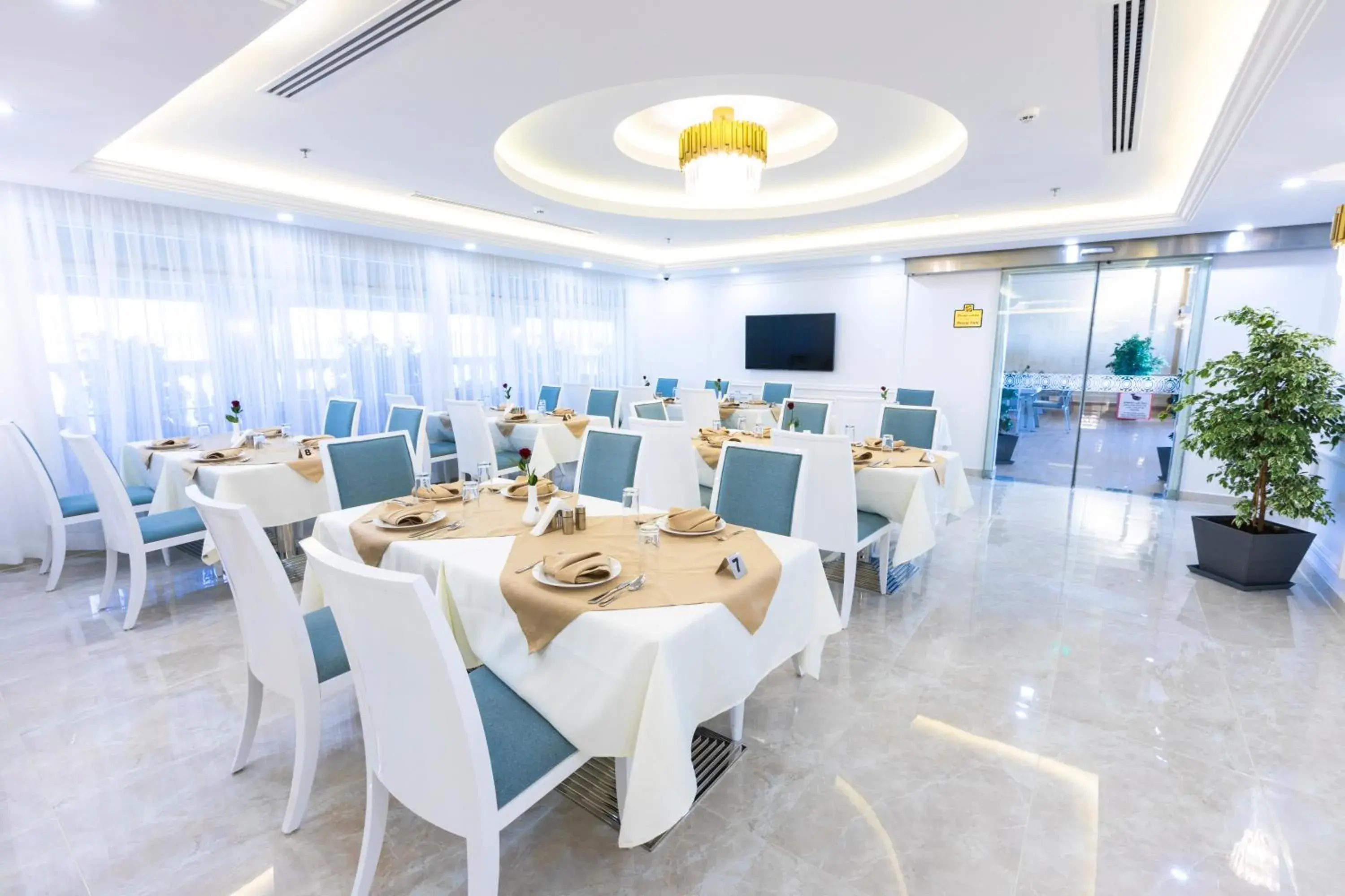 Restaurant/places to eat in Remaj Hotel Restaurant/places to eat in Remaj Hotel