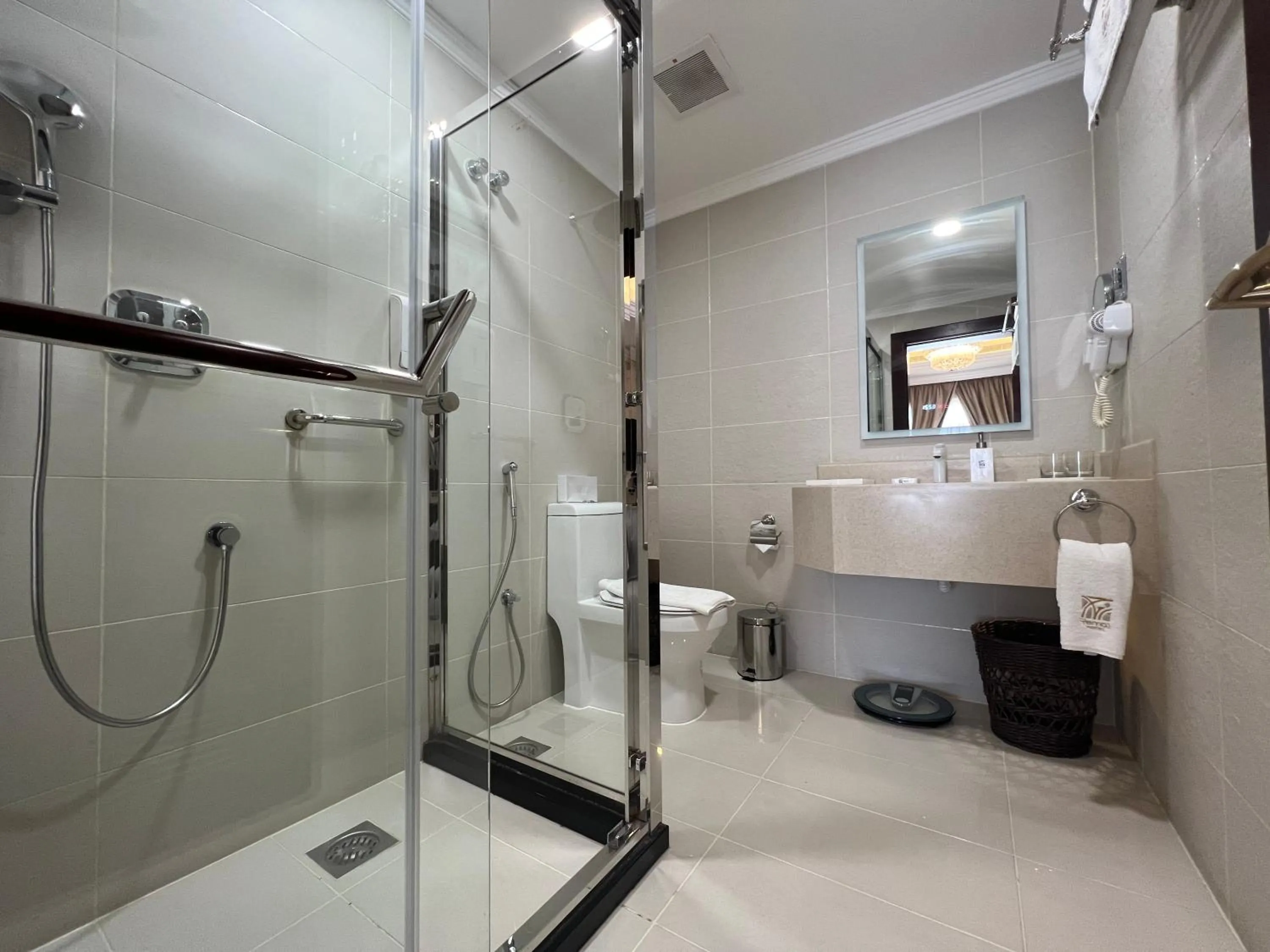 Bathroom in Remaj Hotel