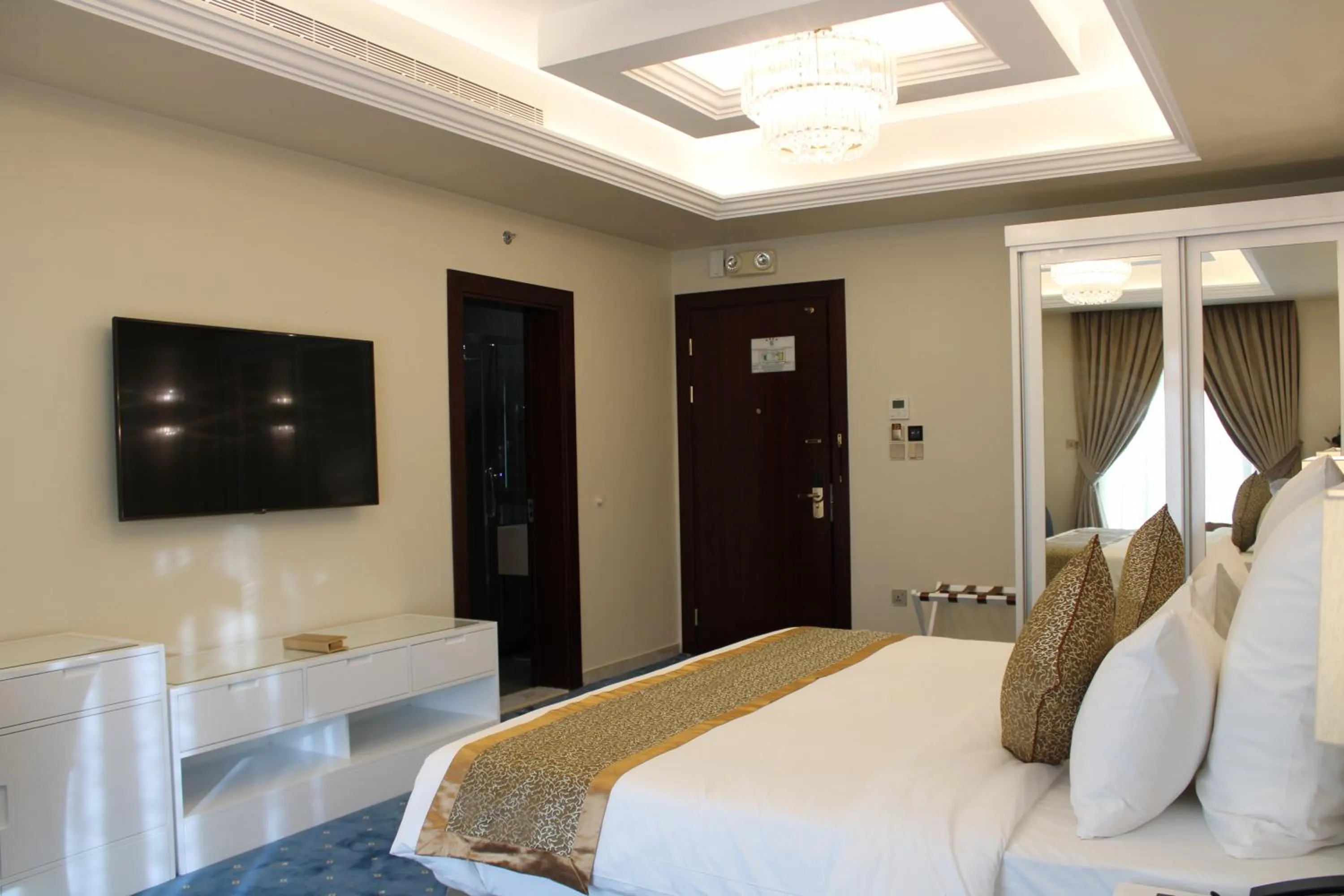 Bedroom, Bed in Remaj Hotel