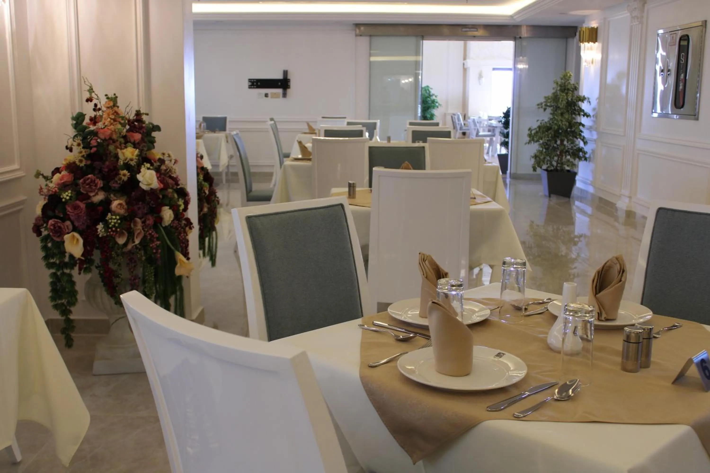 Restaurant/places to eat in Remaj Hotel