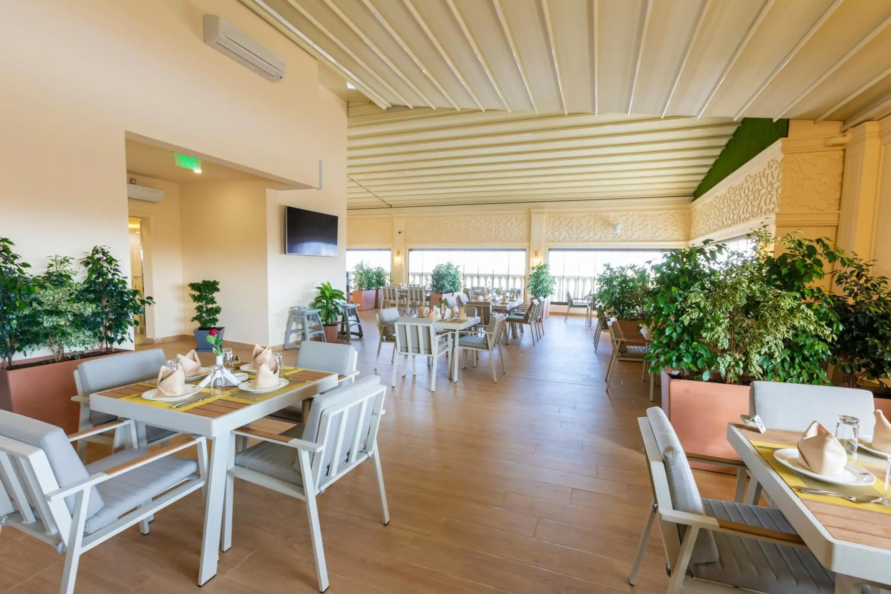 Restaurant/places to eat in Remaj Hotel Restaurant/places to eat in Remaj Hotel