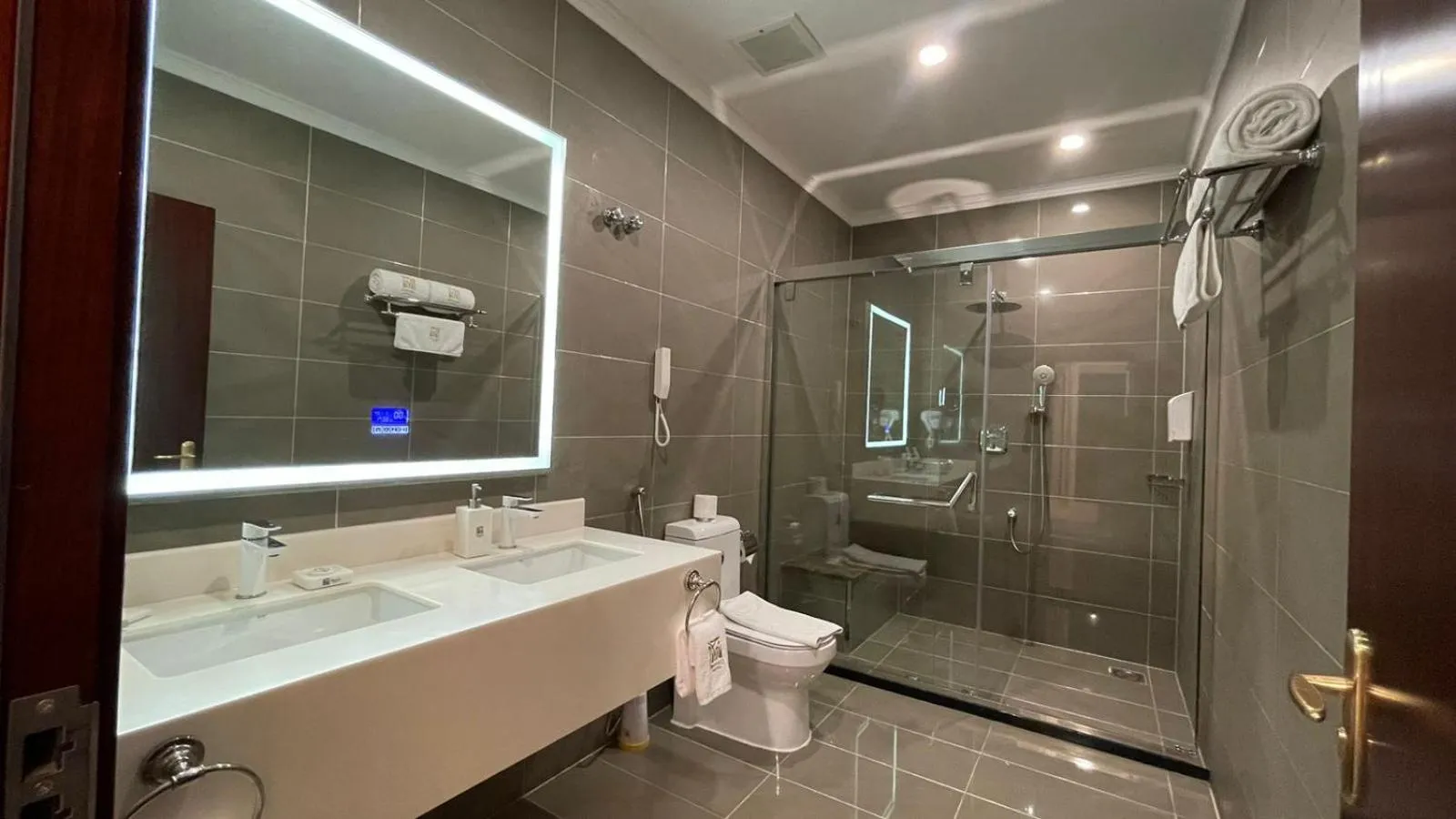 Bathroom in Remaj Hotel