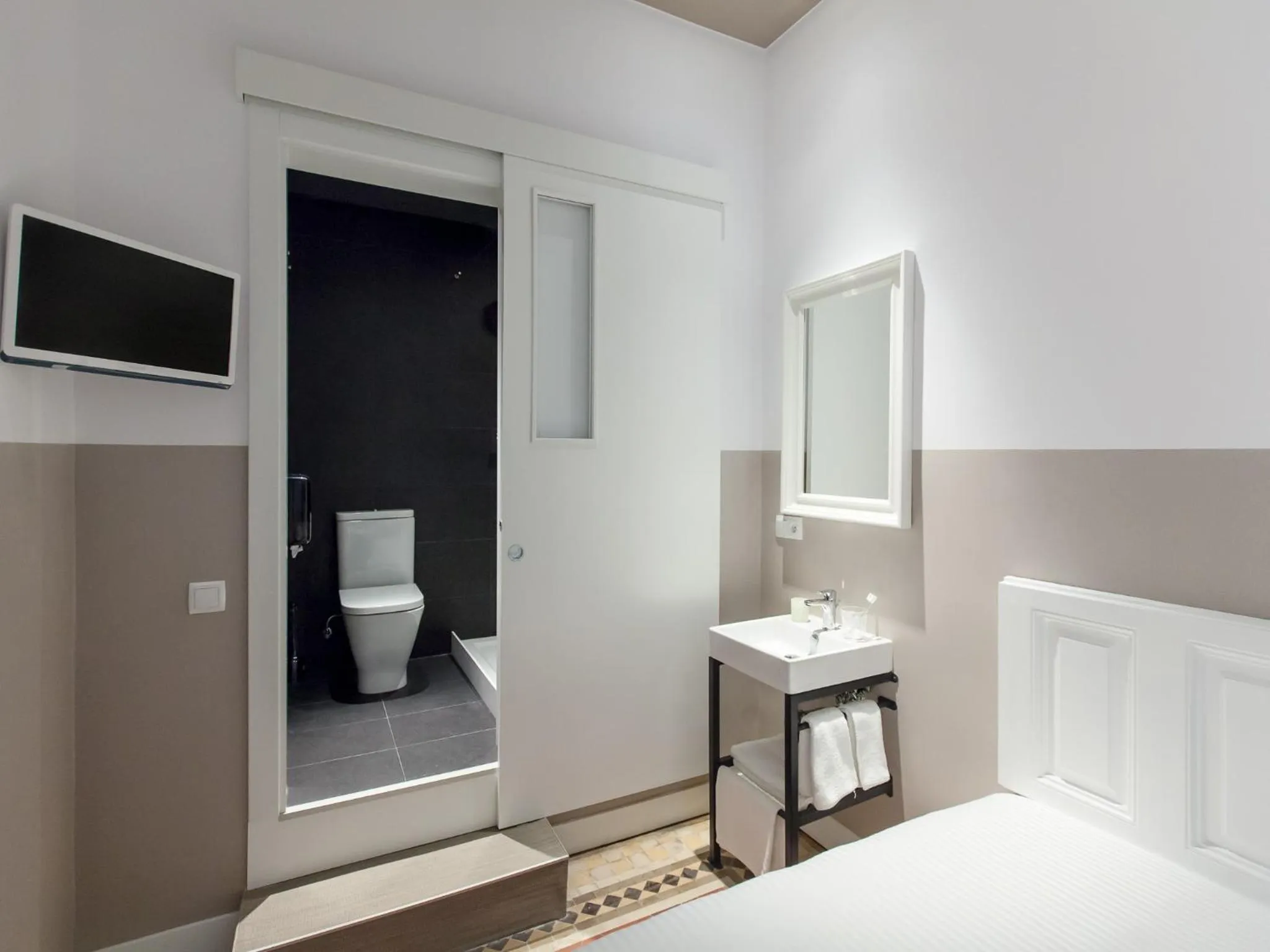 Bathroom, Bed in Ecozentric