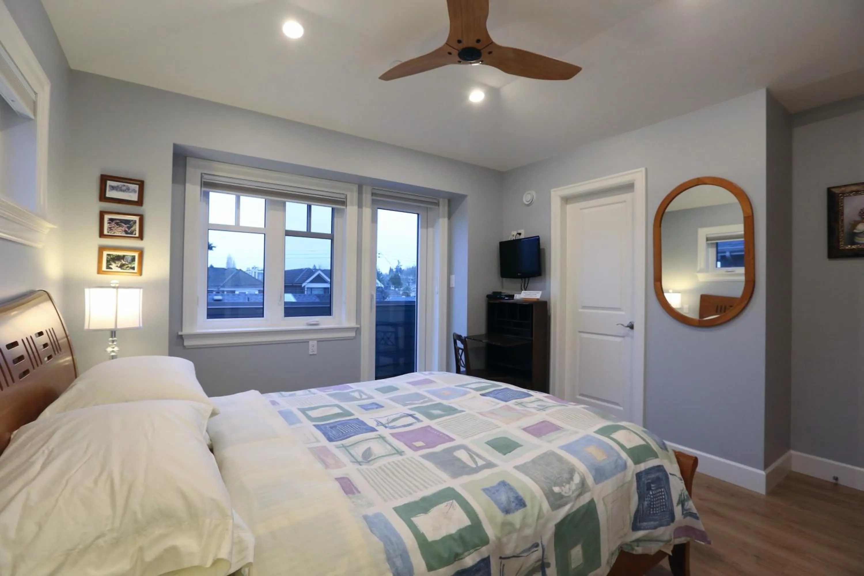 Bed in Vancouver Traveller B&B