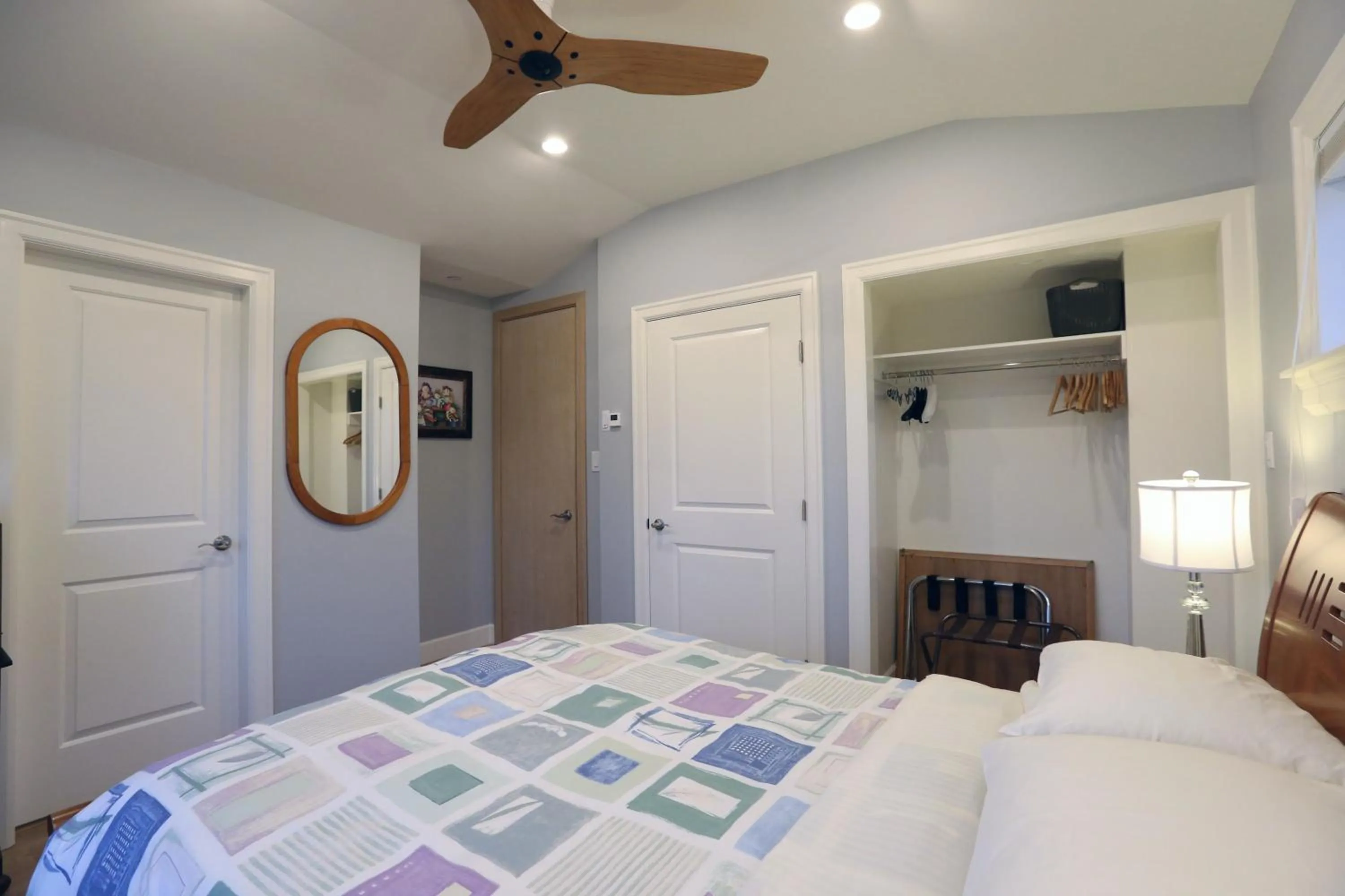 Bed in Vancouver Traveller B&B