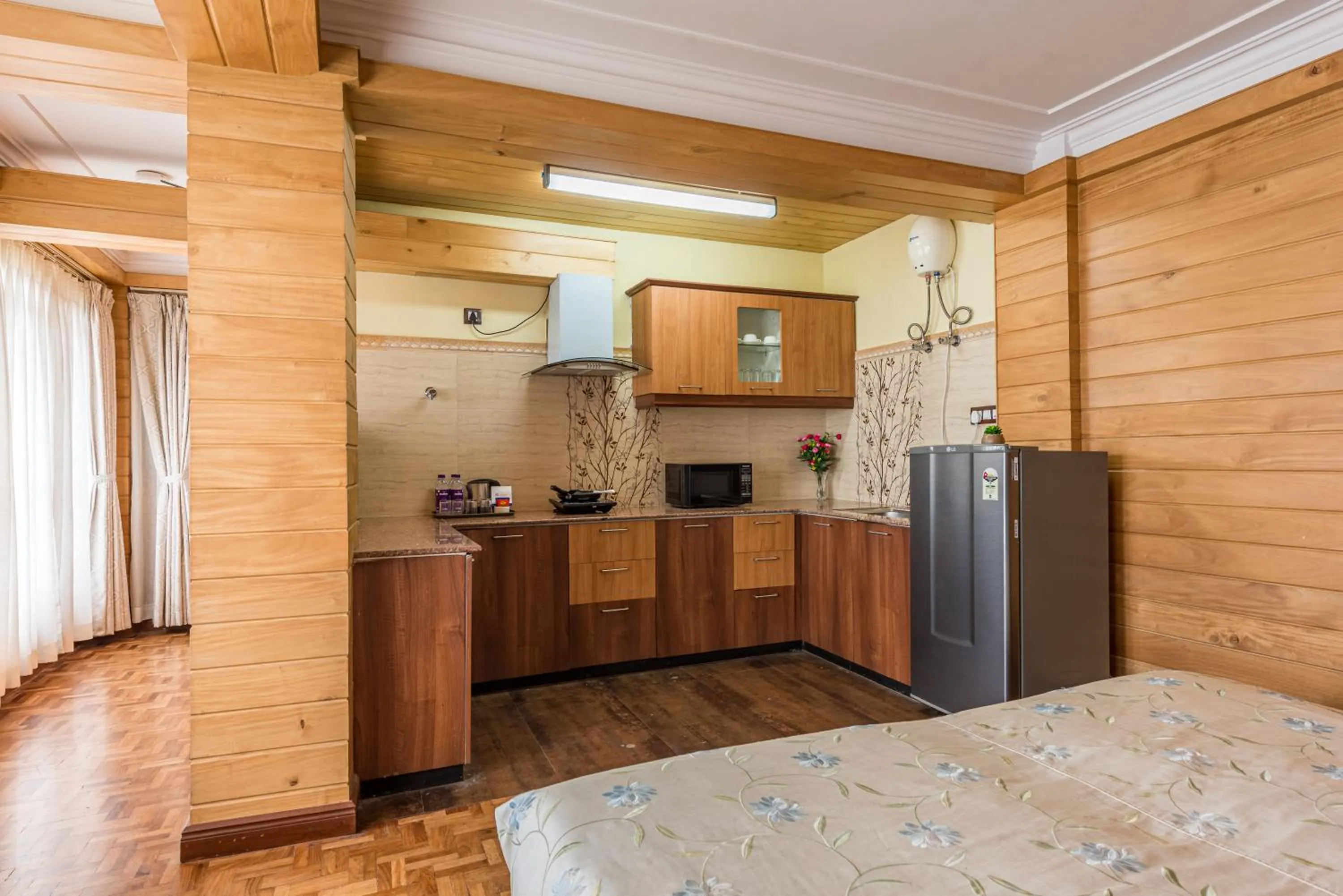 Kitchen or kitchenette in Udaan Dekeling Resort, Darjeeling