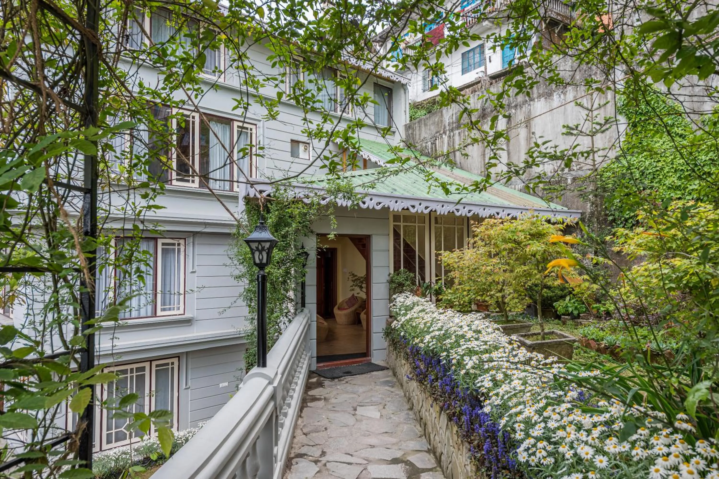 Garden view in Udaan Dekeling Resort, Darjeeling