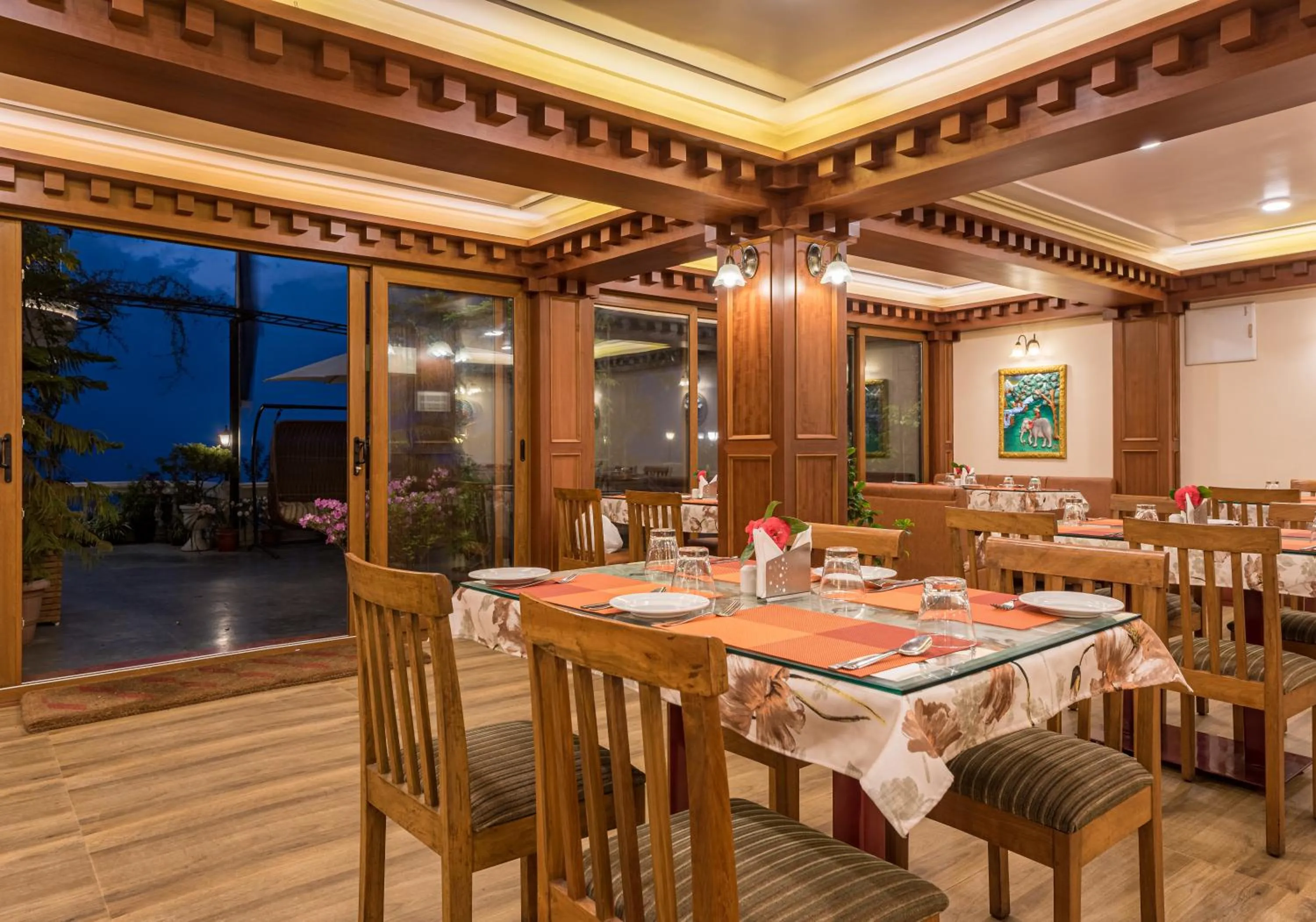 Restaurant/places to eat in Udaan Dekeling Resort, Darjeeling