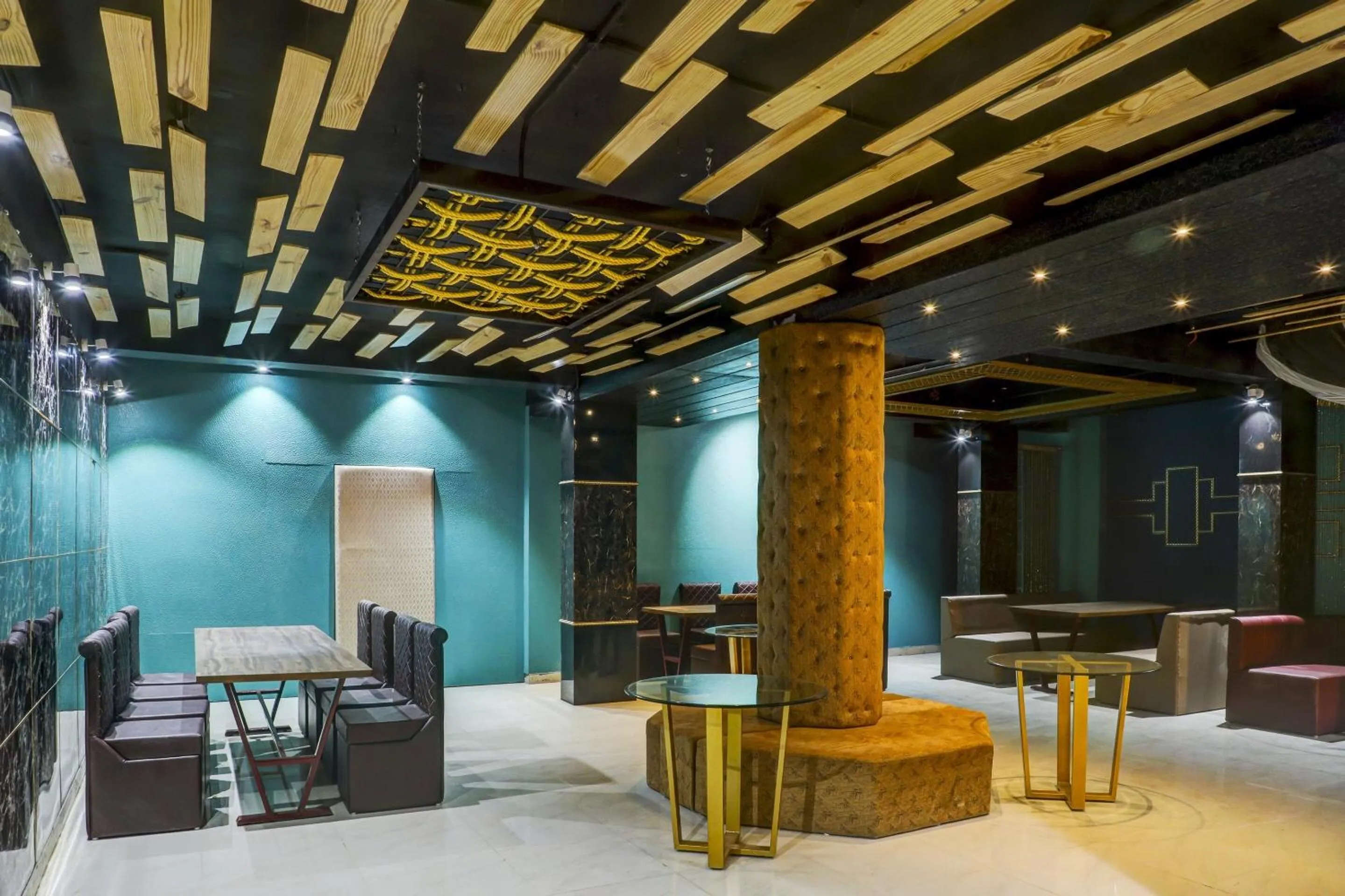 Restaurant/places to eat in Hotel O Vip