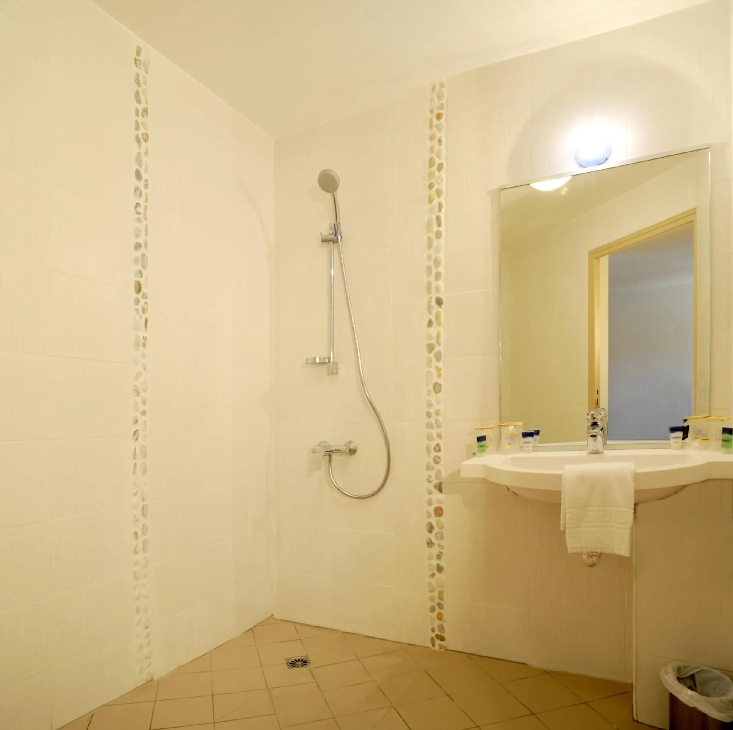 Shower in Kyriad Direct La Rochelle Aytré