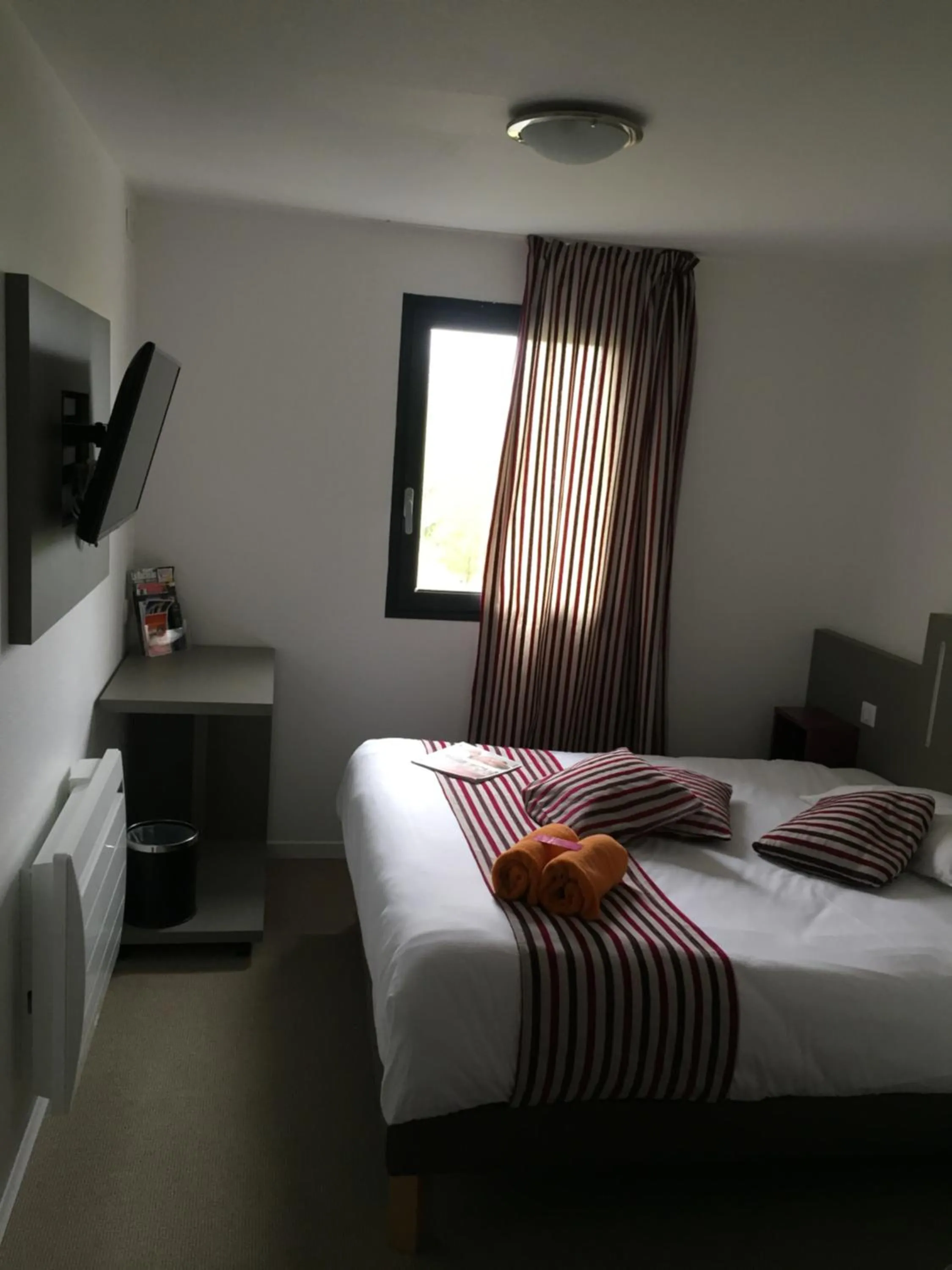 Bed in Kyriad Direct La Rochelle Aytré