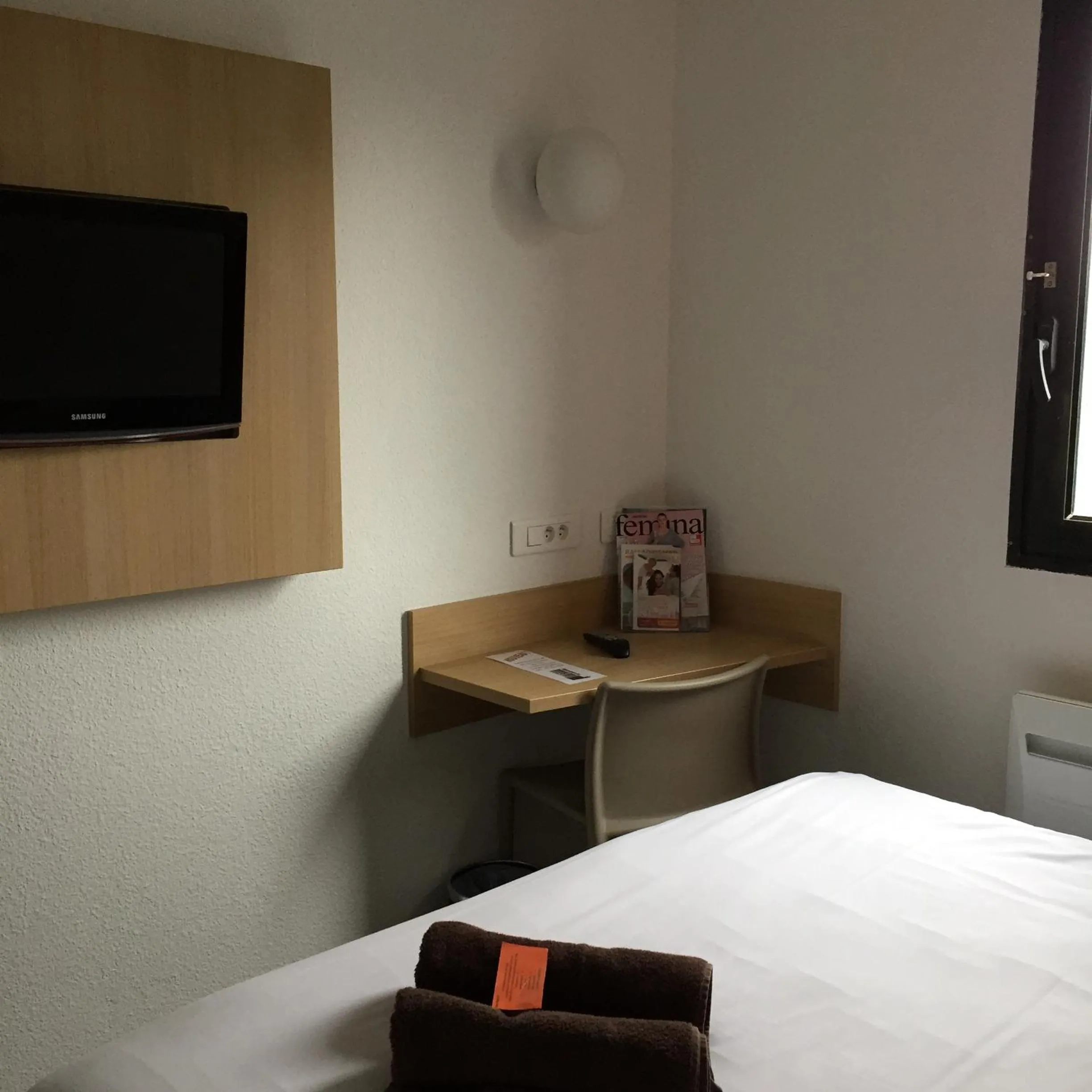 TV and multimedia, Bed in Kyriad Direct La Rochelle Aytré