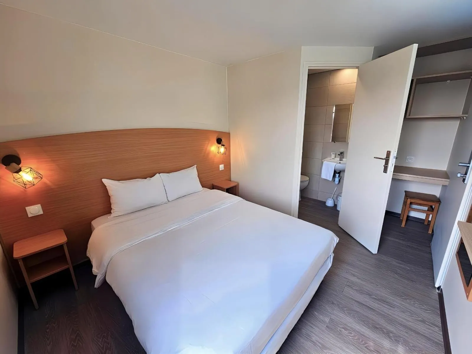 Bed in initial by balladins Roissy / Saint-Mard