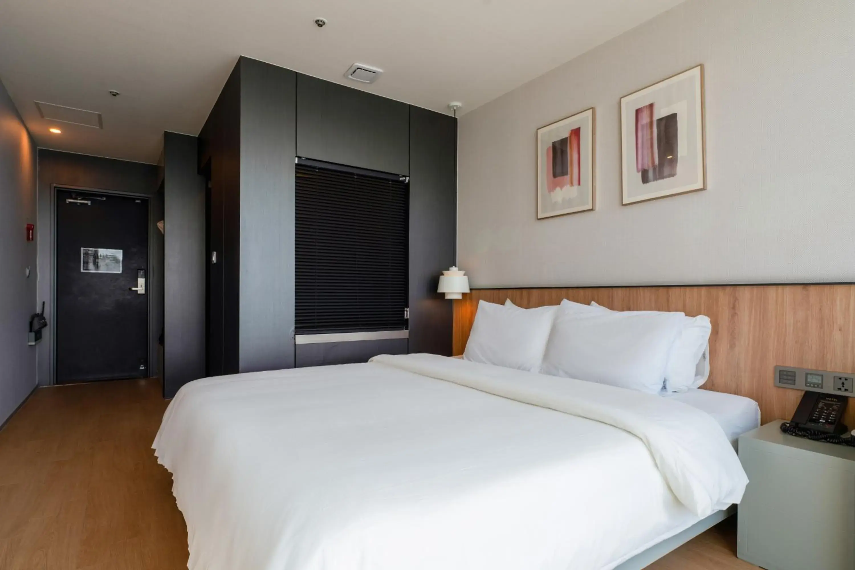 Bedroom, Bed in Gray 193 Hotel Bedroom, Bed in Gray 193 Hotel