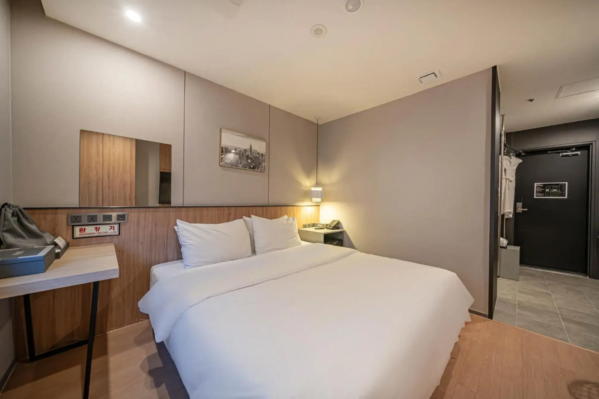 Bed in Gray 193 Hotel Bed in Gray 193 Hotel