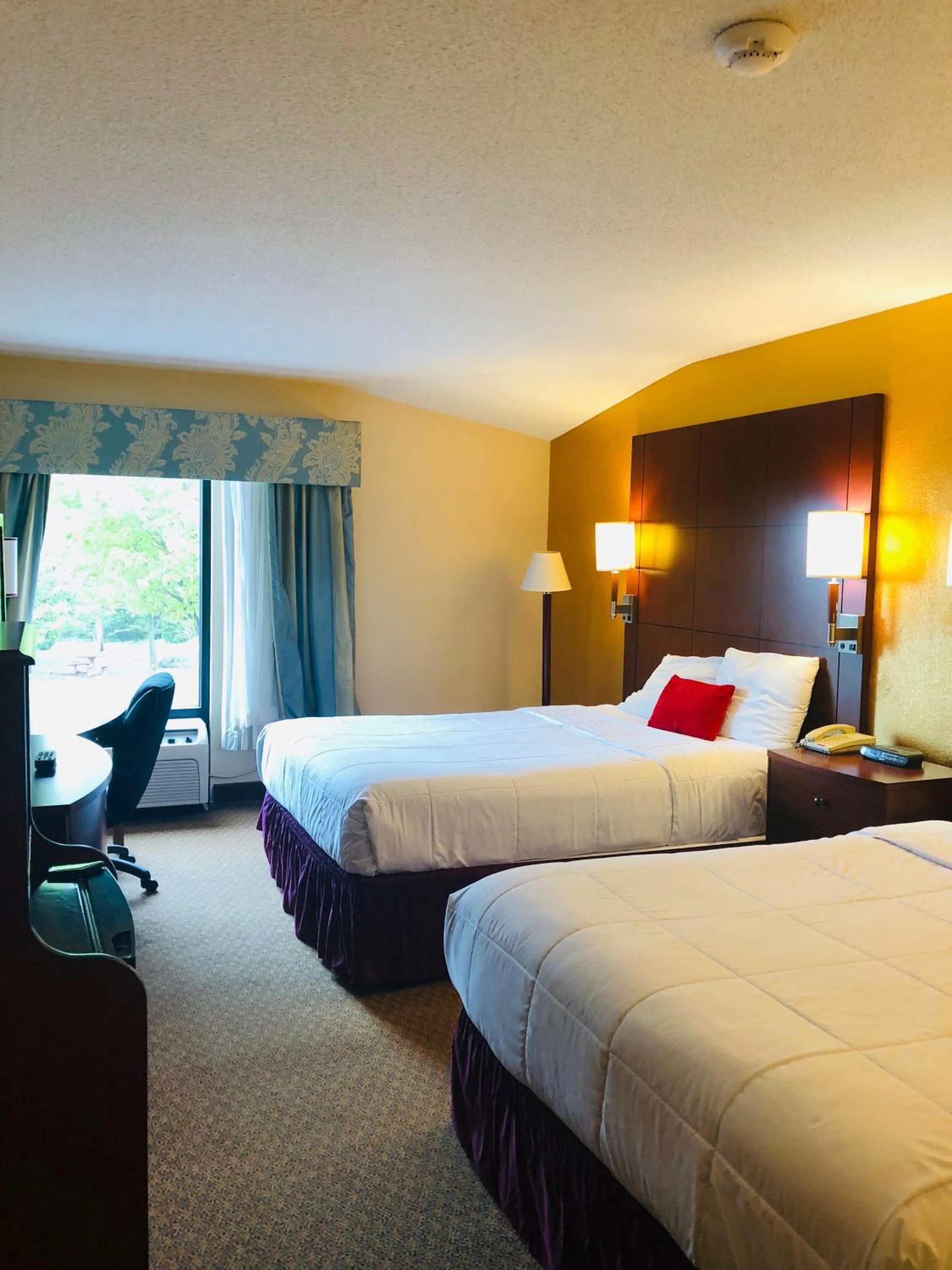 Photo of the whole room, Bed in Hotel M Mount Pocono