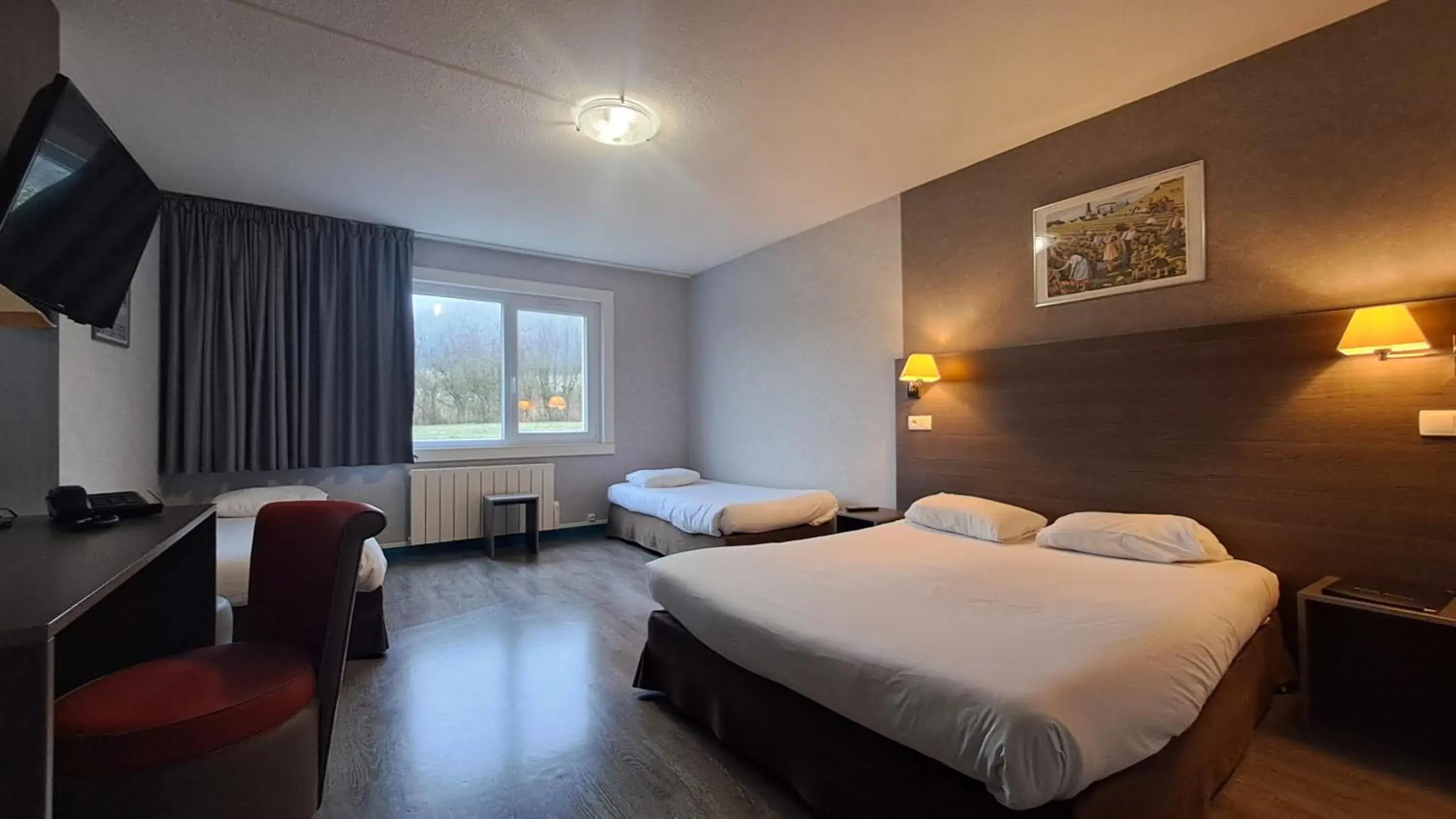 Quadruple Room with 1 Double Bed and 2 Single Beds in Hotel Val Vert Quadruple Room with 1 Double Bed and 2 Single Beds in Hotel Val Vert